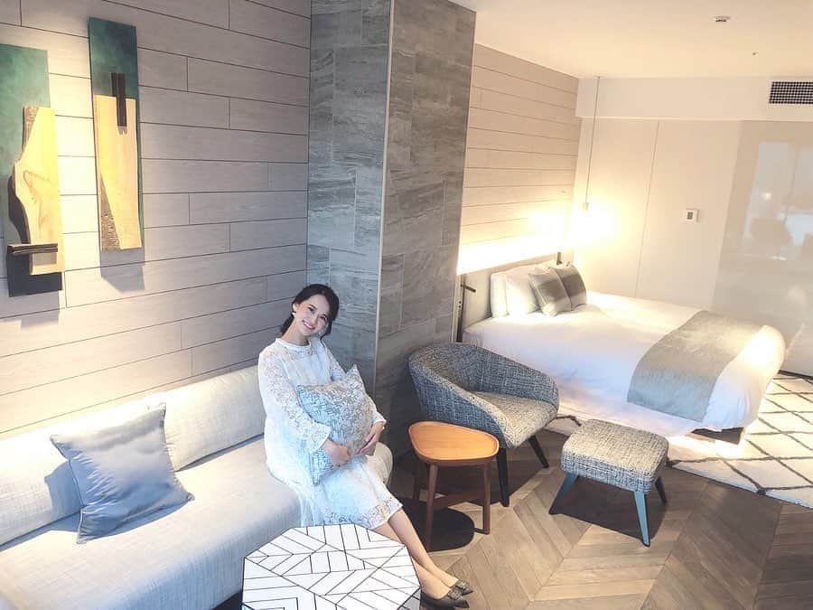 七尾エレナのインスタグラム：「先週末はホテルに宿泊✨ 東京都内に住んでるけど ホテルが大好きなので たまにのリフレッシュで 夫婦で都内のホテルに泊まることもしばしば。 ＊ 今回は11月22日に神宮外苑に 新しくオープンするホテル 「三井ガーデンホテル神宮外苑の杜プレミア」に 一足先に宿泊してきました😊✨ ＊ お部屋からの景色がとっても綺麗だったのと 朝ごはんがすっごくおしゃれでおいしかった😍 ストーブ付きのテラスで 朝ごはん食べられるしあわせ♡ 駅近で立地もいいので ぷらっと週末ホテルステイにおすすめです！ ＊ #三井ガーデンホテル神宮外苑の杜プレミア #東京女子部 #オズモール #週末ホテルステイ #PR」