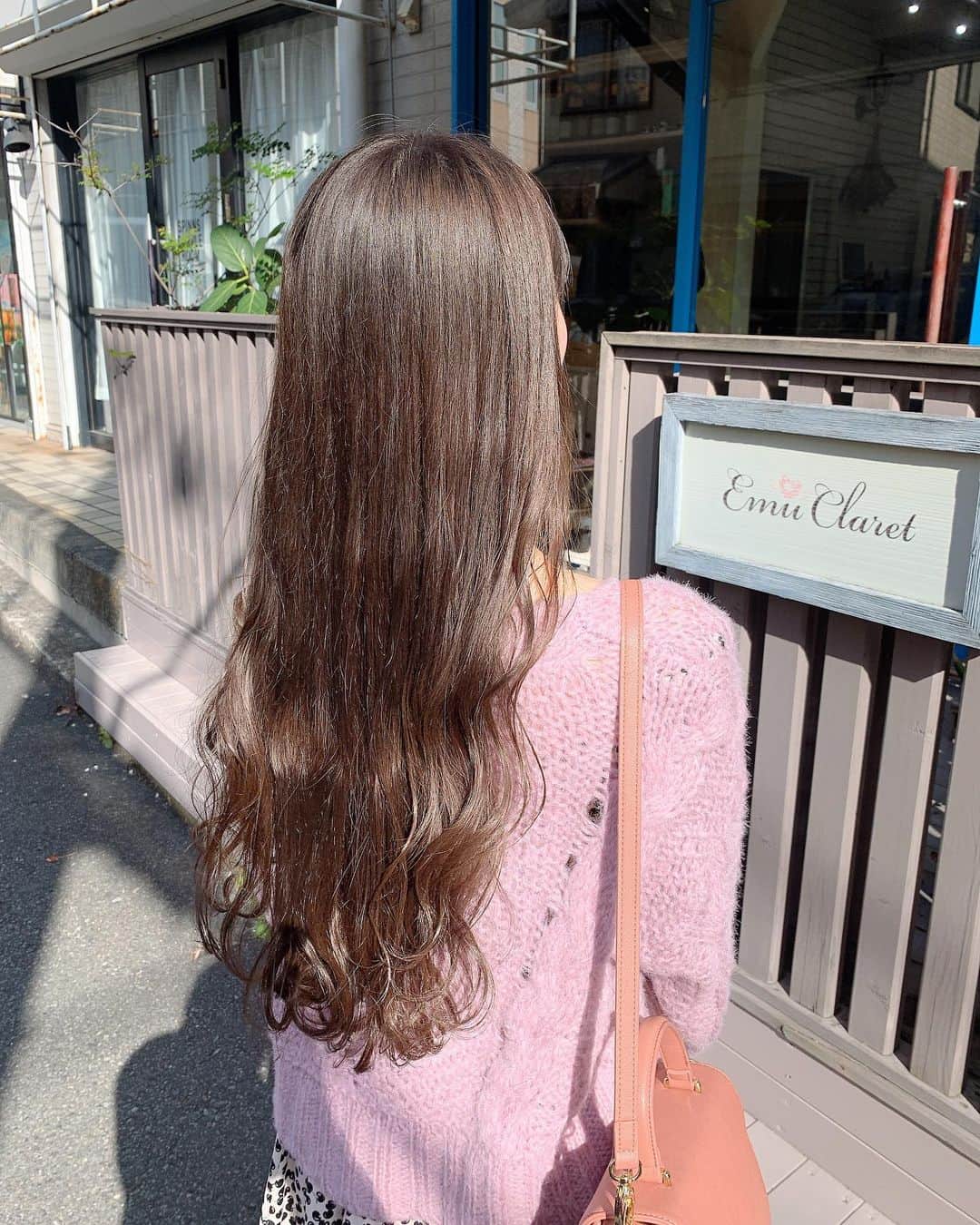 大谷映美里さんのインスタグラム写真 - (大谷映美里Instagram)「🍇💕🍇💕 ㅤㅤㅤㅤㅤㅤㅤㅤㅤㅤㅤㅤㅤ 美容院でメンテナンスしていただいたよ❤︎ ㅤㅤㅤㅤㅤㅤㅤㅤㅤㅤㅤㅤㅤ 頻繁にカラーしてるけど綺麗に伸ばせてるのは #emuclaret さんのおかげ！ いつも ありがとうございます💖 ㅤㅤㅤㅤㅤㅤㅤㅤㅤㅤㅤㅤㅤ 最近は暗めの髪色が気分〜どうかなっ😈🍒 ㅤㅤㅤㅤㅤㅤㅤㅤㅤㅤㅤㅤㅤ お洋服は #herlipto のワンピ、 #seemibyniceclaup のカーディガンです♡」11月19日 22時11分 - otani_emiri