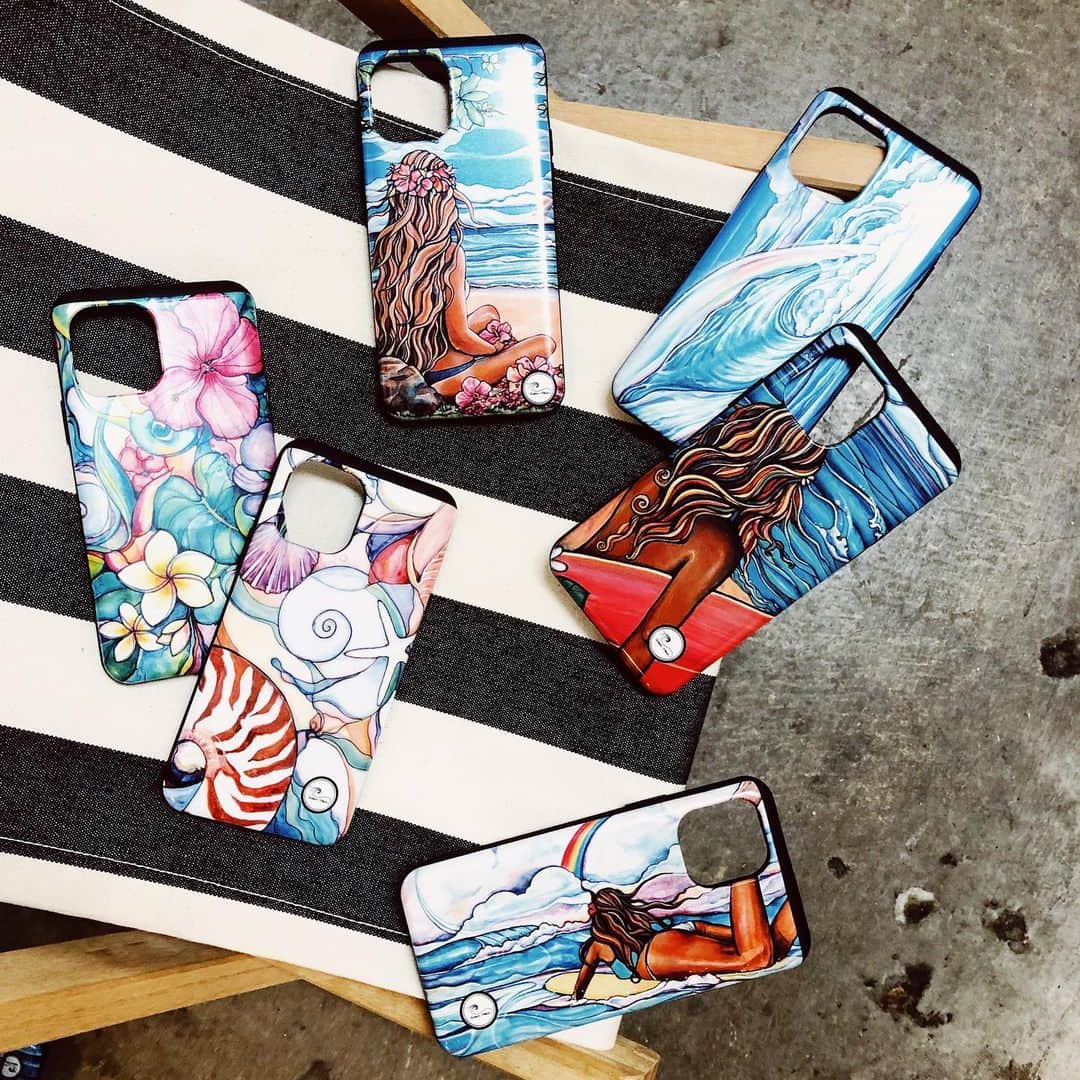 ラレイアのインスタグラム：「待望の❤︎Colleen Wilcoxアートデザインiphone11 & 11pro対応 IC収納型iphoneケースが登場😍🌴 ・ こちら #楽天 先行予約中なので 先行分は数量限定販売となっております😳💦 ・ しかも本日よりお買い物マラソンも開催中🧡 お得なクーポンをまたまた配布中です✨ ・ ・ @laleia_official  @colleenwilcoxgallery_jp  #colleen#colleenwilcox#art#hawaii#aloha#surf#beach#iphone#iphone11pro#iphone11ケース#iphone11proケース#iphone11#laleia#ハワイ#フォトジェニック#インスタ女子#アロハ#ビーチ#海を感じる雑貨#iphoneケース#セルフィー#スマホ」