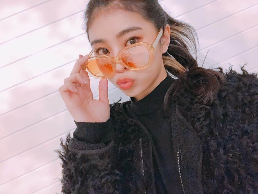 治田みずきさんのインスタグラム写真 - (治田みずきInstagram)「初めてのカラーレンズサングラス🕶 フレームもオレンジだなんて私にしては大冒険なチョイス🧡🥺 これは韓国のサングラスブランド『HIGHCOLLAR』のものだよ。 . 인생 첫 컬러 선글라스 🕶  이쁜 오랜지색이 맘에 든 아이템 🧡ㅎㅎㅎ」11月19日 22時24分 - miju120