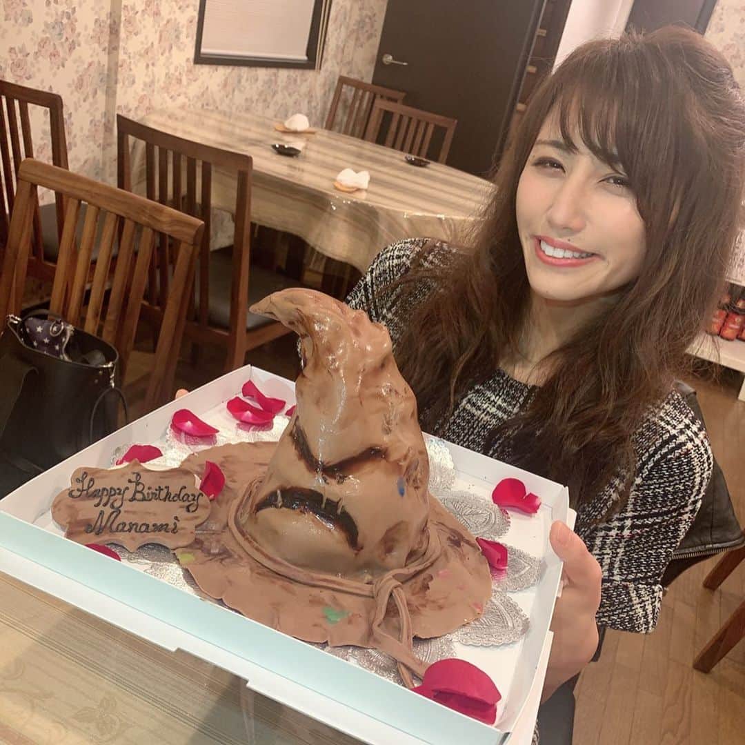 のインスタグラム：「﻿ 昨日は...﻿ だいすきなお友達が﻿ ちょっぴり早めの誕生日のお祝い🎂﻿ してくれましたっ🥺💓﻿ ﻿ ﻿ もうこのメンバー揃ってお祝いしてくれるのは﻿ 3年目？4年目？くらいで﻿ 思い返すとほんとにあっという間🐱💎﻿ ﻿ ﻿ でも、#東京 🗼出てきて﻿ こんなに心開ける友達ができるなんて﻿ 思ってなかったし、﻿ どんな時もまなみにハッピーをくれる﻿ とっても大切なお友達🤤💓﻿ ﻿ ﻿ ほんといつもありがとう💋﻿ 一緒に笑ってくれたり﻿ 一緒に怒ってくれたり﻿ 一緒に泣いてくれたり﻿ まぁだいたいみんなで爆笑してる﻿ とっても平和なこのメンバーがだいすき💓﻿ ﻿ ﻿ #プレゼント 🎁はまさかの @ca4la_official  でびっくりした😂✨﻿ いつも冬☃️はメーテル一択のまなみにとっては﻿ 可愛すぎて絶対自分では手を出せないような﻿ キャスケット様をいただきました😢💓﻿ あーもぅ、幸せすぎて家宝にします💎←﻿ ﻿ ﻿ #ケーキ　🎂は何かわかる？😏💋﻿ もはやまなみクイズです👌🏻✨﻿ まなみが愛してやまないものなんやけど、﻿ あんまりSNSとかでは言ってないような気もする...﻿ だから、まさかこれが来るとは😂💓﻿ ﻿ わかった人はコメントしてみて🐱💓﻿ ﻿ ﻿ ﻿ ﻿ ほんとにほんとにありがとう😭💓﻿ ﻿ ﻿ ﻿ ﻿ #火鍋　#1120 #birthday ﻿#メーテル　#ca4la  #スウィートインスタ #スウィートインスタガールズ #model #photooftheday #instagood #instafollow #followme #love #tagsforlikes #happy ﻿」