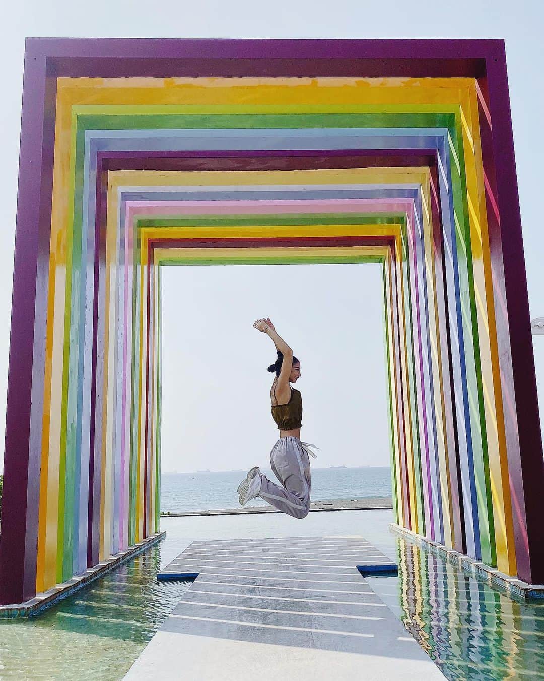 佐藤あずみのインスタグラム：「💙💚💜❤️💛 . 虹の教会こと、彩虹教堂🌈 . ここでウェディングフォトを撮ったりするみたい❤️ . まま黄色のお洋服でよかったね💛#映え 🤣  #虹の教会 #旗津彩虹教堂 #彩虹教堂 #台湾 #高雄旅行 #高雄 #旅行 #taiwan #kaohsiung #travel #rainbow #🌈 #🇹🇼」