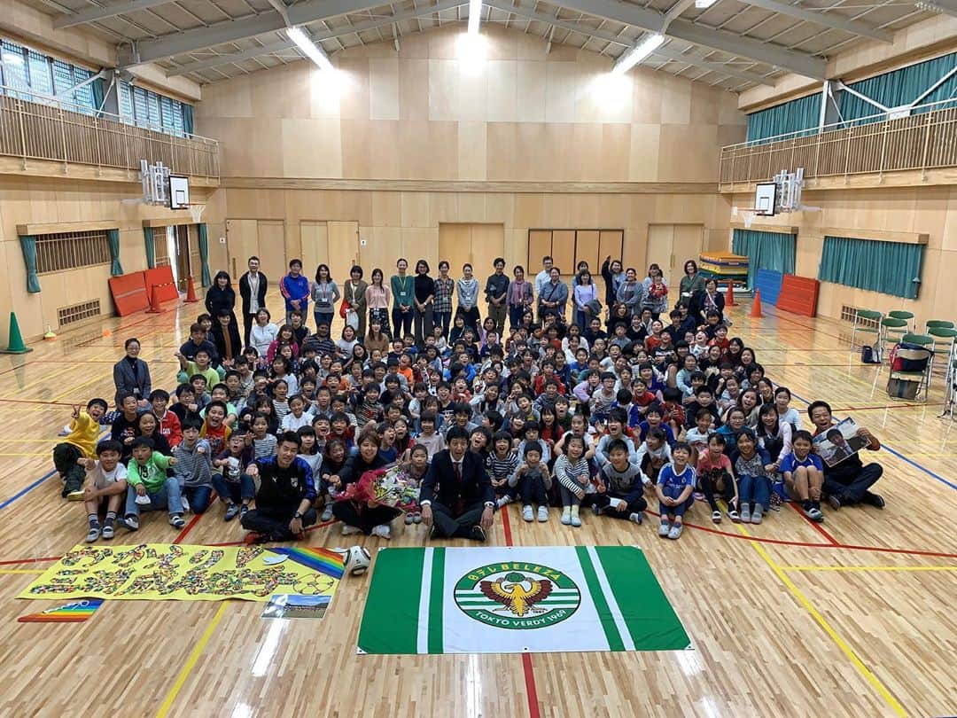 のインスタグラム：「母校である川崎市立虹ヶ丘小学校で講演会をさせて頂きました！ 久々の校舎、久々の校歌。 転校してきた私を暖かく迎え入れてくれた大切な場所！ 人数が少ない学校ですが、今日も変わらず暖かく迎え入れてくれて、本当に嬉しかったです！ 手作りの飾りや虹色のお花もありがとうございました☺️☺️ たくさんパワーもらったので、また頑張れます！！ 心があったかくなった１日でした😊 #虹ヶ丘小学校 #日テレ・ベレーザ」