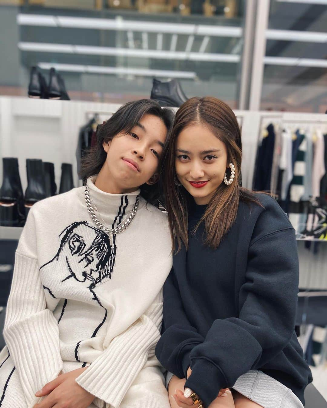 谷まりあさんのインスタグラム写真 - (谷まりあInstagram)「Shopping at @alexanderwangny in Shibuya PARCO with @yoshi.226 🥺🖤🥺 可愛くて可愛くてしょうがないヨシ🥺🙈🙈🖤とってもいい子で会うたび一緒にはしゃいじゃう🤤😍」11月19日 22時31分 - mariaaaa728