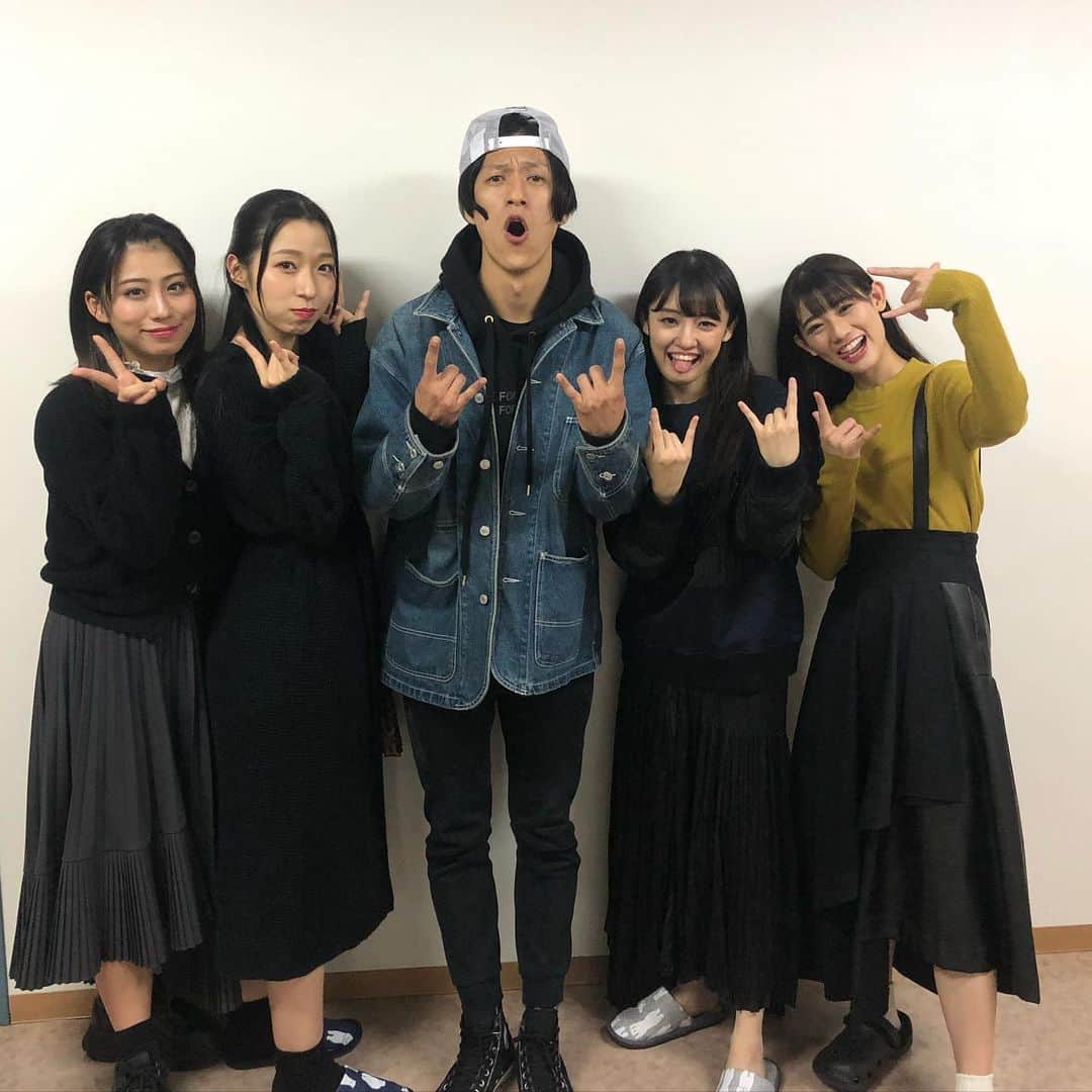 Bunta のインスタグラム：「TEAM SHACHIのメンバーが出てる舞台　信長の野望・大志を観に行ってきた！！ 2時間を越える舞台🔥セリフ量とアクション含めこのボリュームをノンストップでやり切るのって本当に半端じゃない努力と気合が入ってるんだなと思いながら見入ってしまった。四人の演技もあの空気感に入って行くだけでも、俺だったらチビりそうwwって位の緊張感だったから、マジでリスペクト🥴🥴 残りも頑張ってね！俺もバンド頑張らなきゃ♨️🥁♨️ 誘ってくれた @kimu69.0813 サンキュー👍👍 #teamshachi」