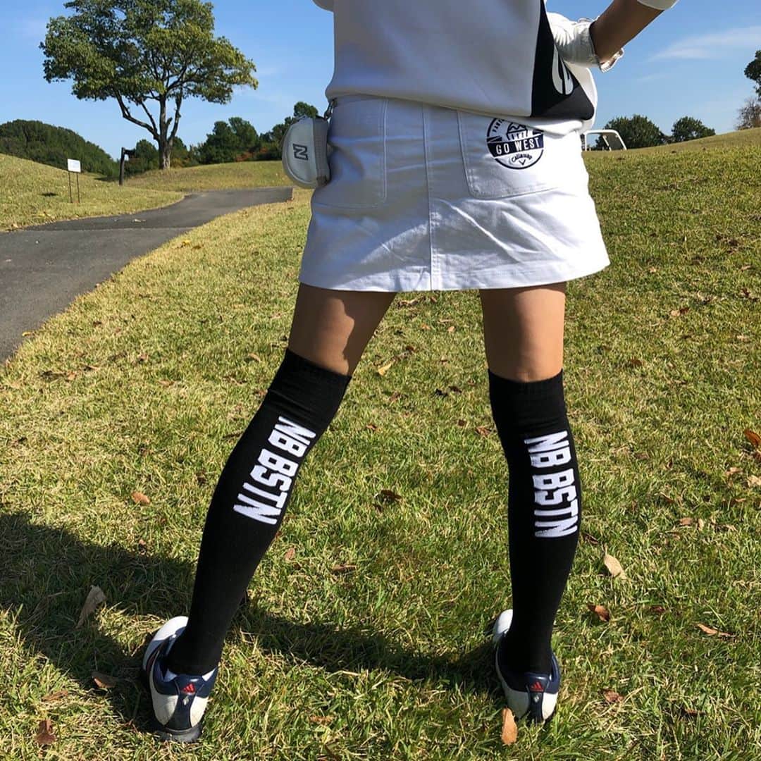 那須愛里さんのインスタグラム写真 - (那須愛里Instagram)「グリーンに﻿ まっしろコーデもいいね🐇⛳️ ﻿ やっぱりこのトレーナー買って正解だなぁ◎﻿ ダボっと感とハリ感がお気に入り♡♡﻿ .﻿ .﻿ TOPS// @newbalancegolf_japan balance﻿ SKIRT// @callawaygolf_japan ﻿ SOCKS// @new_balance_japan ﻿ SHOES// @adidastokyo ﻿ CAP// @adidasgolf ﻿ CLUB// @taylormade_golf_japan .﻿ .﻿ .﻿ #fashion #instafashion﻿ #coordinate #outfit #ootd﻿ #fashionlover #golffashion﻿ #162cm #162センチコーデ﻿ #GOLF #ゴルフ #ゴルフ女子﻿ #ゴルフ初心者 ﻿ #ゴルフ好き #ゴルフコーデ」11月19日 22時24分 - aaairixoxo