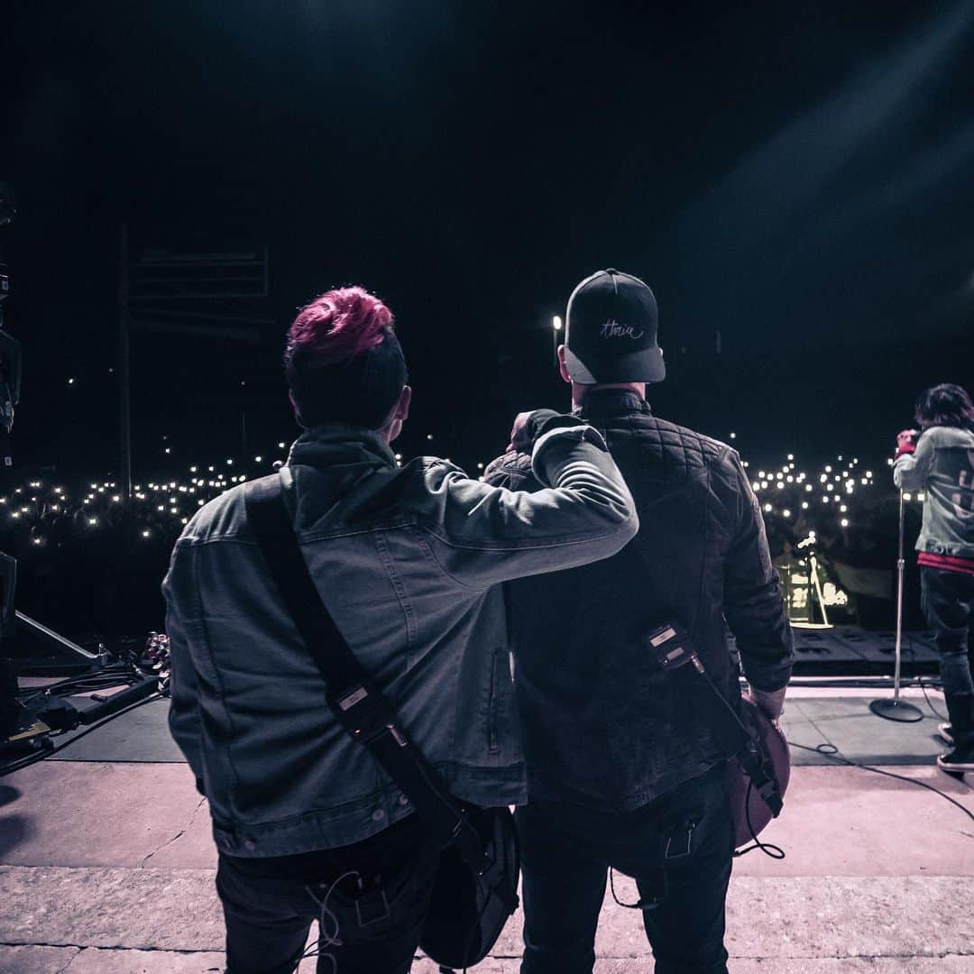 ニック・マーティンのインスタグラム：「Happy birthday to my brother @justinnfjk 🎉❤️🙌🏽 I really wanted to find that photo of you wearing those tiny John Lennon glasses in London from a few years ago that had me dying in laughter - but this photo will do 😂 Thanks for being a brother to me & being a part of some of the most important moments in my life. Love you, dude 😘😘😘 Make sure you say happy birthday to @justinnfjk today!!」