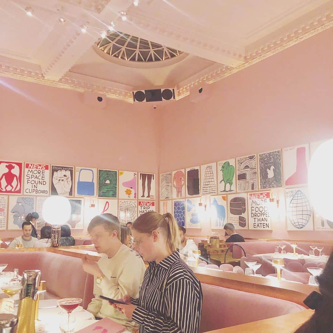 cherieさんのインスタグラム写真 - (cherieInstagram)「 📍sketch ずっと気になってたsketchのアフタヌーンティー☕️  ロンドンの大学に通う友だちが予約を取ってくれて、行くことができました❤︎  食べ物の写真は次のpostで🍽     #karin_trip🌐 #karin_trip🇬🇧 #アフタヌーンティー #ロンドン旅行 #ロンドン生活 #ロンドンカフェ #アフタヌーンティー部 #イギリス旅行 #旅muse #タビジョ  #pressblog #ローリエプレス #rili #rili_tokyo #lucrajp #isutapic #sucle #emmary #milk_web #スウィートインスタ」11月19日 22時28分 - cheriecherrry