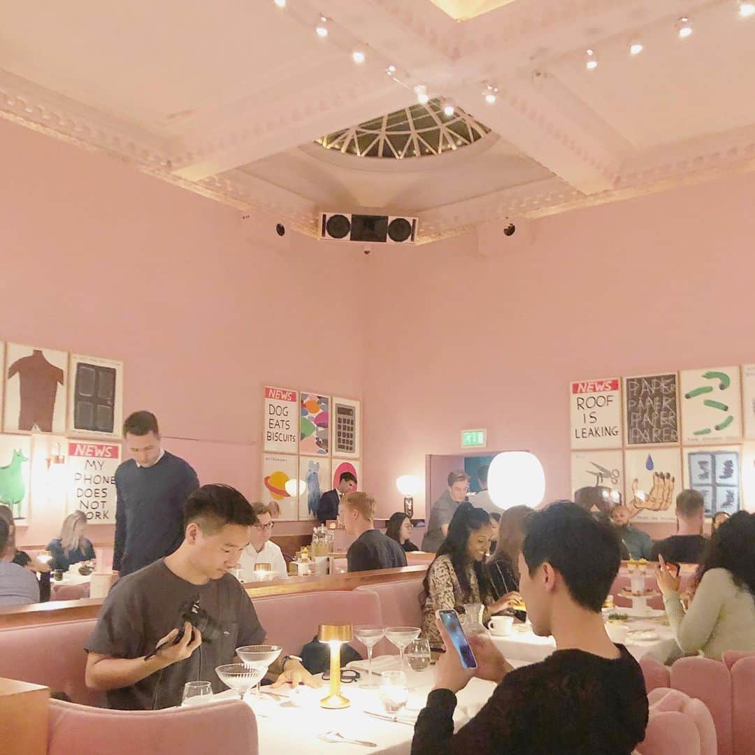 のインスタグラム：「 📍sketch ずっと気になってたsketchのアフタヌーンティー☕️  ロンドンの大学に通う友だちが予約を取ってくれて、行くことができました❤︎  食べ物の写真は次のpostで🍽     #karin_trip🌐 #karin_trip🇬🇧 #アフタヌーンティー #ロンドン旅行 #ロンドン生活 #ロンドンカフェ #アフタヌーンティー部 #イギリス旅行 #旅muse #タビジョ  #pressblog #ローリエプレス #rili #rili_tokyo #lucrajp #isutapic #sucle #emmary #milk_web #スウィートインスタ」
