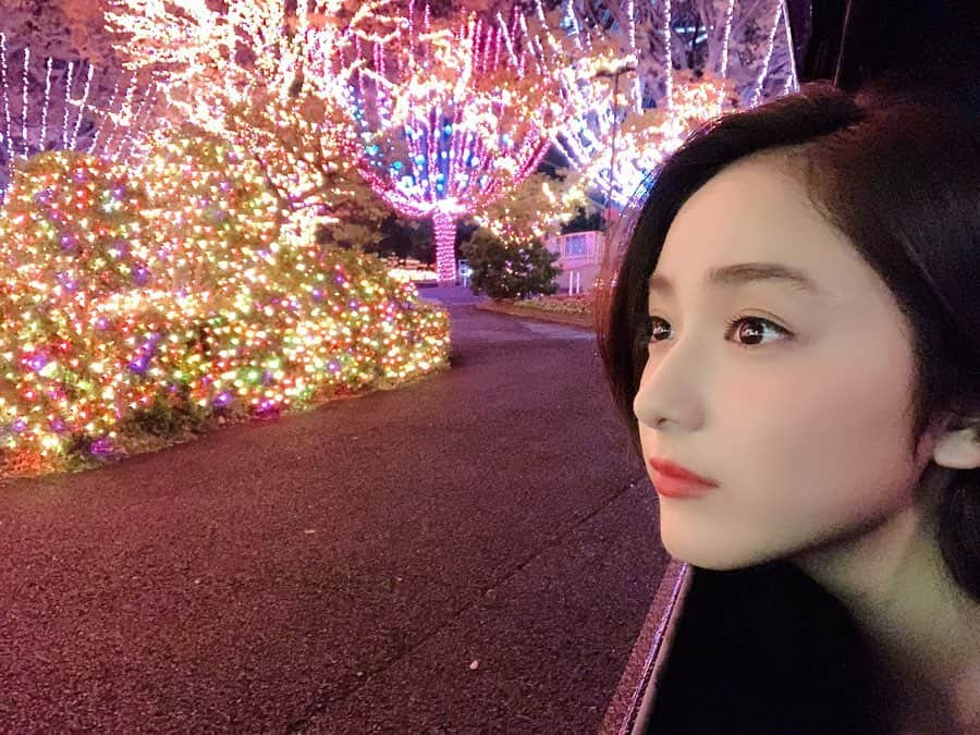 平祐奈さんのインスタグラム写真 - (平祐奈Instagram)「もうすぐクリスマスだね🎄 美しいイルミネーションに囲まれてのロケ✨綺麗だったな〜。 そろそろクリスマスツリー飾り付けしなくちゃ🤶」11月19日 22時35分 - yunataira_official