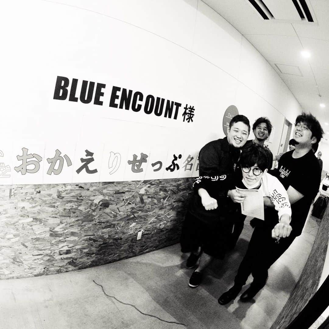 田辺駿一さんのインスタグラム写真 - (田辺駿一Instagram)「ワンマンツアー１９&２０日目 @Zepp Nagoya  #ブルエン #blueencount #1枚目いつも本番直前はこうやってステージ横まで行ってます #4枚目たなべの本気ジャンプ #5枚目たなべのふざけジャンプ #7枚目えぐちのえぐちを思いきり掴んだけどそんなに嫌な顔してなかったえぐち #8枚目いつも俺の喉とメンバーの身体のケアしてくれるボディーケアマネージメントの鍼灸師めがぱん」11月19日 22時35分 - bluenvo