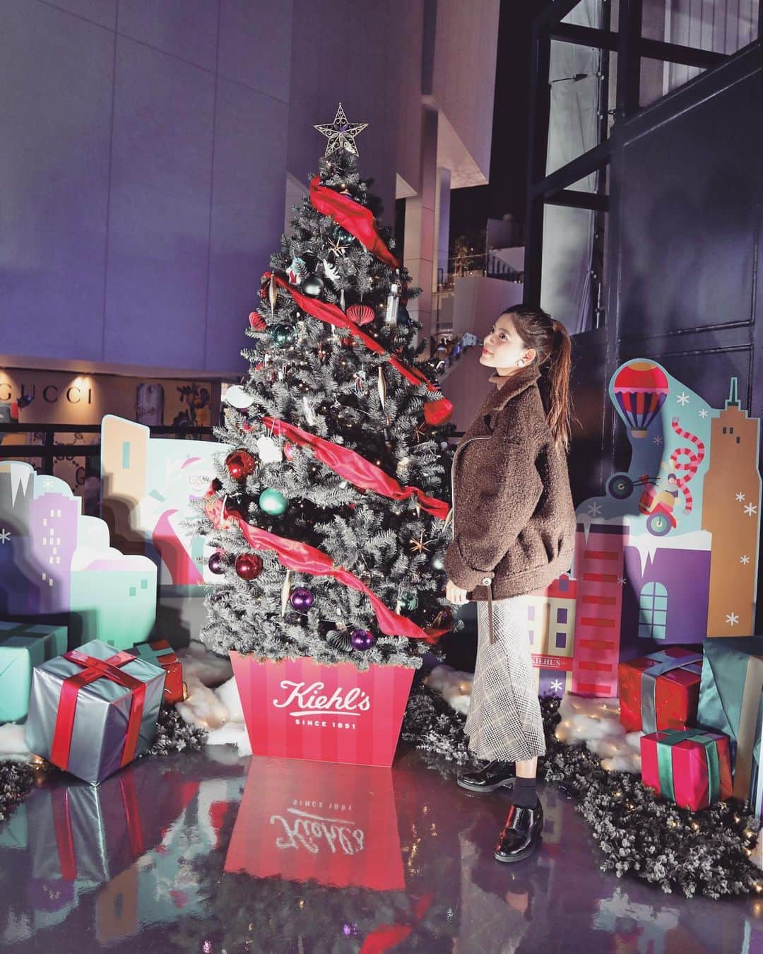 畑有里紗さんのインスタグラム写真 - (畑有里紗Instagram)「明日からオープンの キールズ TOKYO フラッグシップストアに 遊びに行ってきました🎄❤️ 名前入りの可愛いオリジナルラベルが作れたり(2枚目) 可愛いフォトスポットがあったりクリスマスツリーまであって盛り沢山のイベントになっていました🥳 ニューヨークテイスト🇺🇸なのも好き〜！！ . クリスマス限定BOXも可愛すぎる❤︎ ボディクリームは初めて使うから楽しみだなぁ💫  #キールズ#キールズTOKYOフラッグシップ#渋谷パルコ#スキンケア#クリスマス#美肌ケア#ホームケア#キールズ渋谷パルコ店#kiehls#pr @kiehlsjp」11月19日 22時36分 - arii_m36