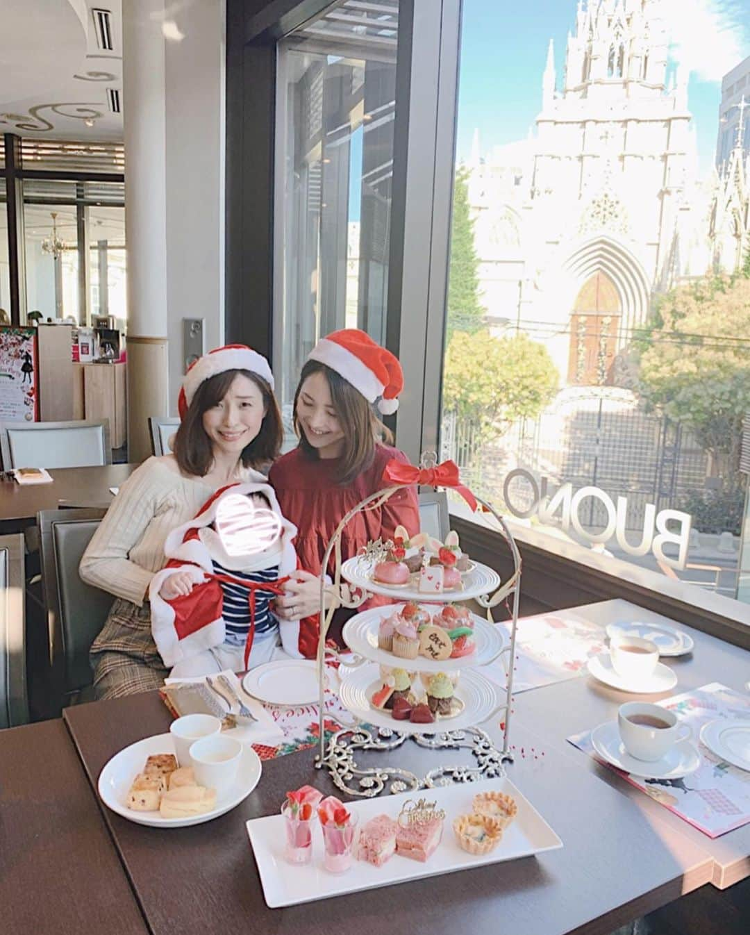 Remiさんのインスタグラム写真 - (RemiInstagram)「Alice's Christmas afternoon tea 🐰☕️❤️ 来月開催する @lovetabi_mama クリスマスパーティーの打ち合わせで @wine_dining_vinobuono へ🎄 リリース以来初めて企画した今回のイベントは、お陰様で即満席になりました🙏💕 当日も皆さんに満足して頂けるよう、親子撮影会ブース担当の @mama_smappy のさやちゃんと @mama_club_ のゆかちゃんと今回ご協力頂いた @bestbridal.jp 様と日々打ち合わせをしています📝  青山VINO BUONOで開催中のアリスの「アリスのクリスマスアフタヌーンティー」、今回のイベントではこちらの可愛い3段スイーツとドリンクをお楽しみいただけます🧁🐰 大聖堂の目の前のレストランで素敵な写真が撮影できること間違い無し✨ 美味しいスイーツと可愛い親子撮影会をお楽しみに💕  今回残念ながら参加できない皆様も、こちらのアフタヌーンティーは12/25まで開催中なので、是非クリスマス気分を楽しんでくださいね🎅✨ 詳しくは @lovetabi_mama の最新記事をcheck💓  #クリスマスアフタヌーンティー #アリスのクリスマスアフタヌーンティー #青山VINOBUONO #青山カフェ #アフタヌーンティー #子連れカフェ #LOVETABIMama #クリスマス会 #lovetabimama_クリスマス」11月19日 22時36分 - remi_912