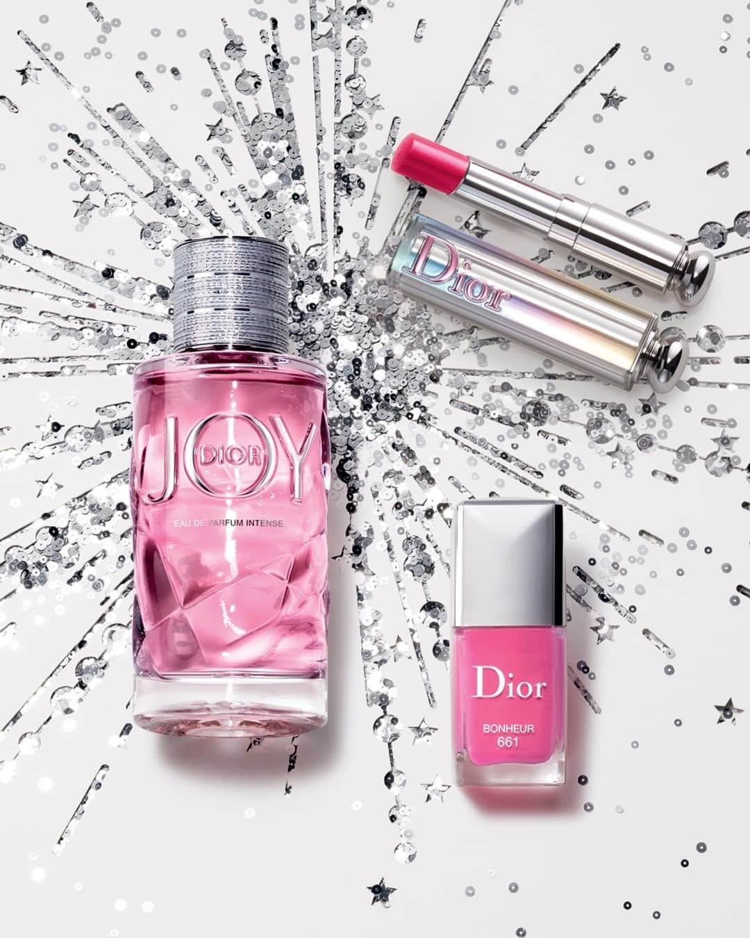 クリスチャンディオールさんのインスタグラム写真 - (クリスチャンディオールInstagram)「Christian Dior couldn’t conceive of this holiday season without thinking of generosity and love. For his beloved season, create your tailor-made gift selection with the most iconic Dior products.  Offer the dream of love with Miss Dior or spark joyful fireworks with Joy by Dior. • #diorholiday #missdiorforlove #joybydior @diorparfums @diormakeup」11月19日 22時38分 - dior