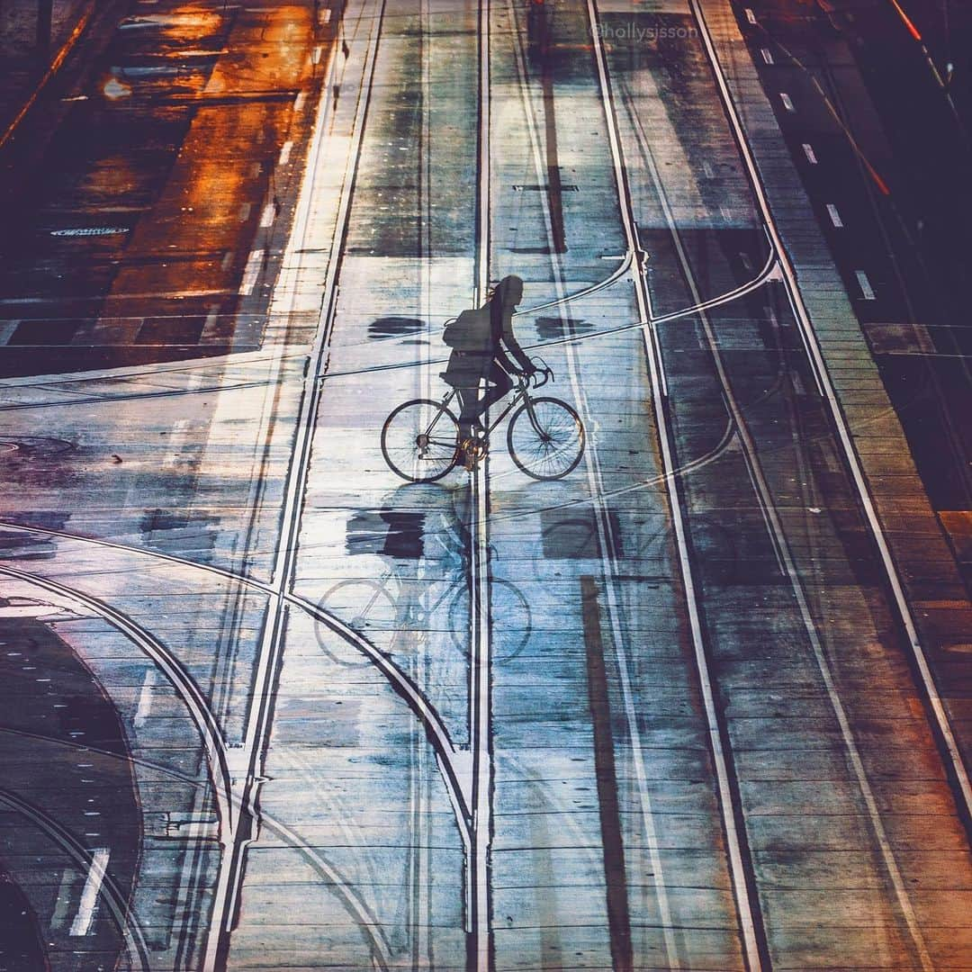 Holly Sissonさんのインスタグラム写真 - (Holly SissonInstagram)「You are never alone  #toronto #multipleexposure #bicycle #streetphotography」11月19日 22時39分 - hollysisson