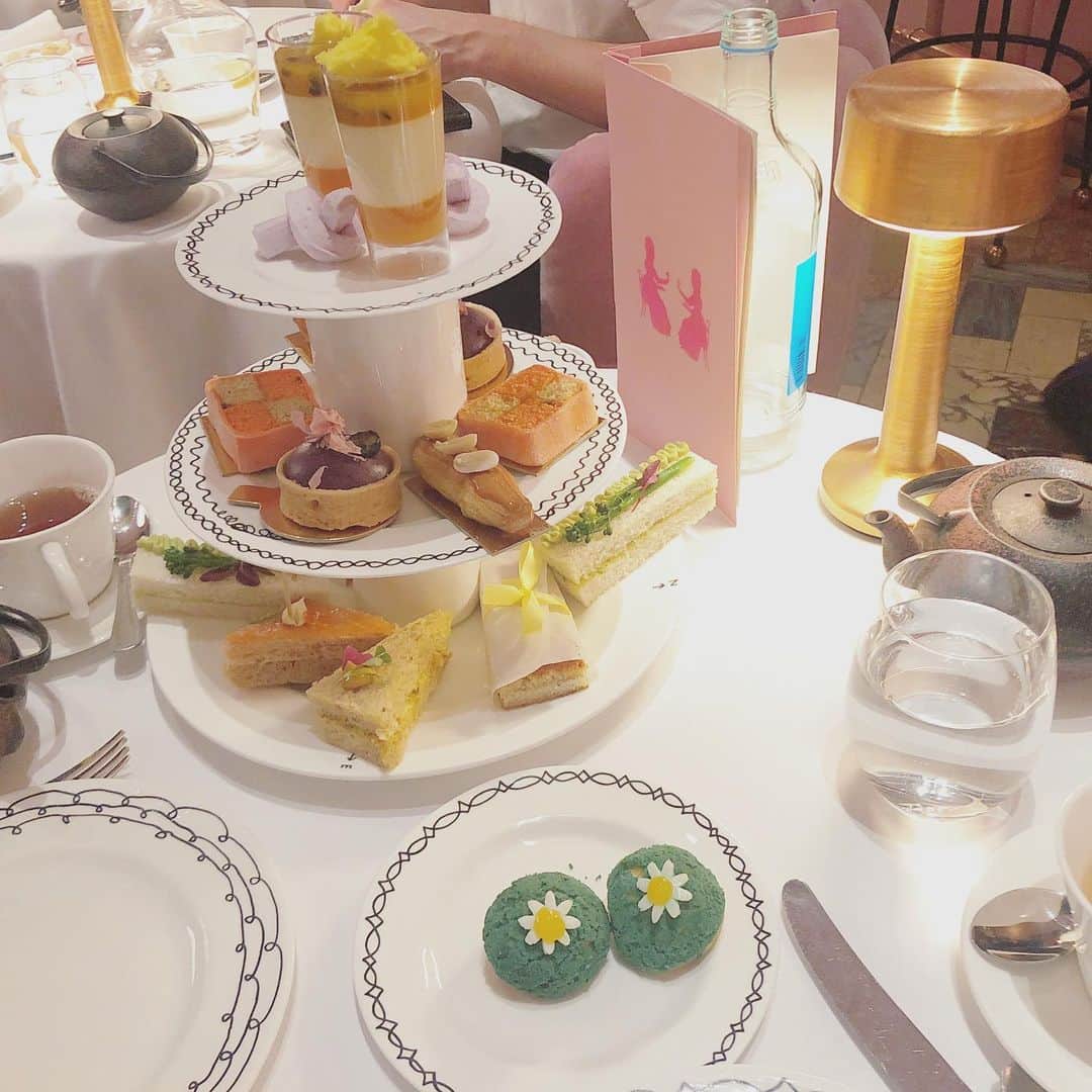 のインスタグラム：「 📍sketch ずっと気になってたsketchのアフタヌーンティー☕️  ロンドンの大学に通う友だちが予約を取ってくれて、行くことができました❤︎  前菜にキャビアが出てきてびっくり😦 たまごのムースと一緒に食べると塩気がマイルドになって、とてもおいしかった♡  サンドイッチはサーモンやアスパラ、 カレー風味のものなどお洒落な味🥪笑  ケーキはムースやタルトは繊細なお味で、 焼き菓子類はイギリスのスイーツらしい シンプルさがあったかも🍰  スコーンはさくふわ系で、 たっぷりクロテッドクリームと ジャムを塗っていただきました🥯♡  日本のアフタヌーンティーだとクロテッドクリームが出てこないときも多いので、かなりうれしい🌷  最後にビクトリアケーキがあると言われた のだけど、かなりおなかいっぱいだったので、 持ち帰り用に包んでくれました👜  紙袋もsketchカラーのピンクで かわいかったな💕  1人あたり56£、約8,000円となかなかお高いけれど、雰囲気もいいし、可愛い店内で本場のアフタヌーンティーを楽しめてよかった☺️     #karin_trip🌐 #karin_trip🇬🇧 #アフタヌーンティー #ロンドン旅行 #ロンドン生活 #ロンドンカフェ #アフタヌーンティー部 #イギリス旅行 #旅muse #タビジョ  #pressblog #ローリエプレス #rili #rili_tokyo #lucrajp #isutapic #sucle #emmary #milk_web #スウィートインスタ」