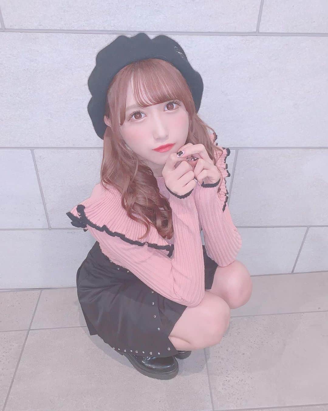 田口未彩のインスタグラム：「🎀 . . 今日のお洋服❤︎ どうかな〜すきかな〜？ . . トップス ( @manontokyo ) スカート ( @bubblestokyo ) ベレー帽 ( @honey_cinnamon_jp ) . . #私服 #コーデ #秋コーデ #冬コーデ #黒ピンクコーデ #黒ピンク #バブルス  #ハニーシナモン  #ファッション #量産型 #量産型コーデ #量産型女子 #ベレー帽 #冬メイク #ツインテール #ヘアアレンジ #全身コーデ #todayscode」