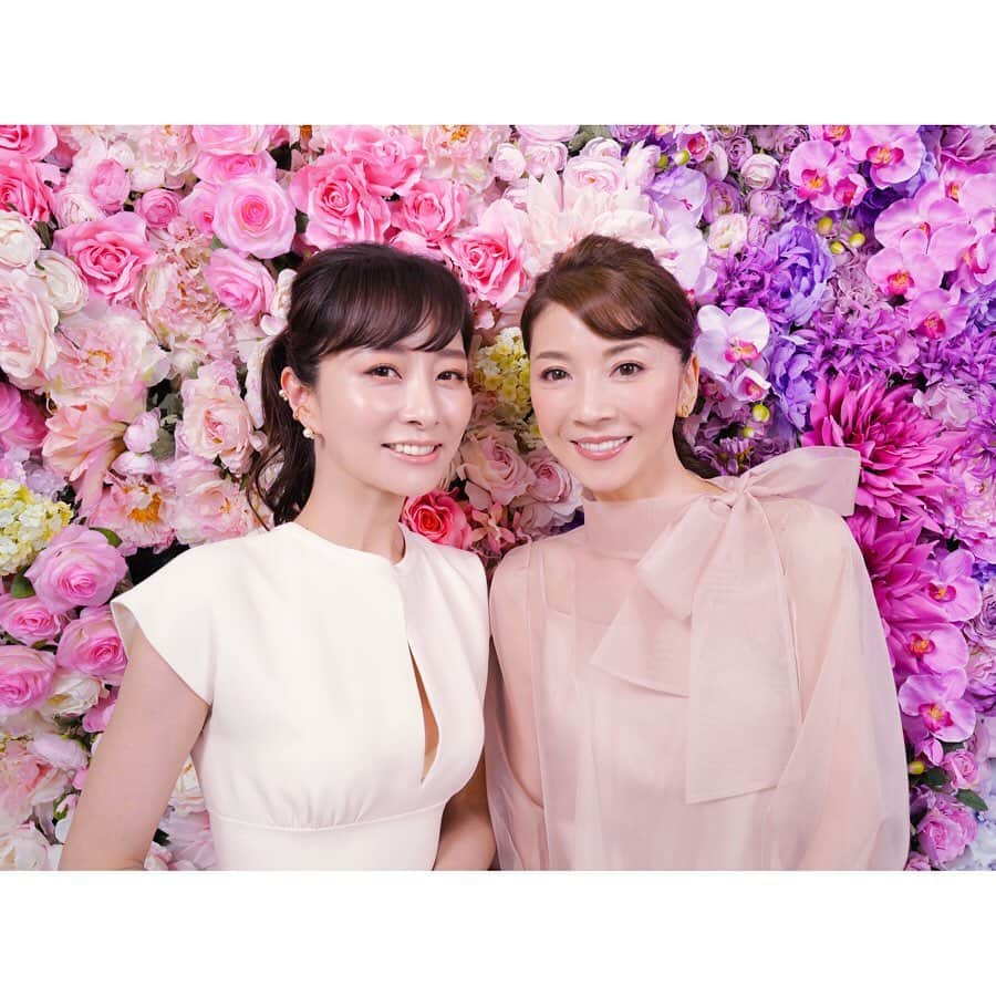 石井美保さんのインスタグラム写真 - (石井美保Instagram)「本日は君島十和子さん @ftcbeauty.official とのスペシャルな撮影でした✨ 一昨年出版した「石井美保のSecret Beauty」にご登場頂いた以来、またこのような形でご一緒できるなんて夢にも思わなかった🥺 美し過ぎて、隣で息ができなかった😳💦 中田さん　@yuki19681224 、編集長　@kiripink18 ありがとうございました✨ 12月17日発売の美ST2月号をお楽しみに💕 #君島十和子さん#FTC」11月19日 22時50分 - miho_ishii