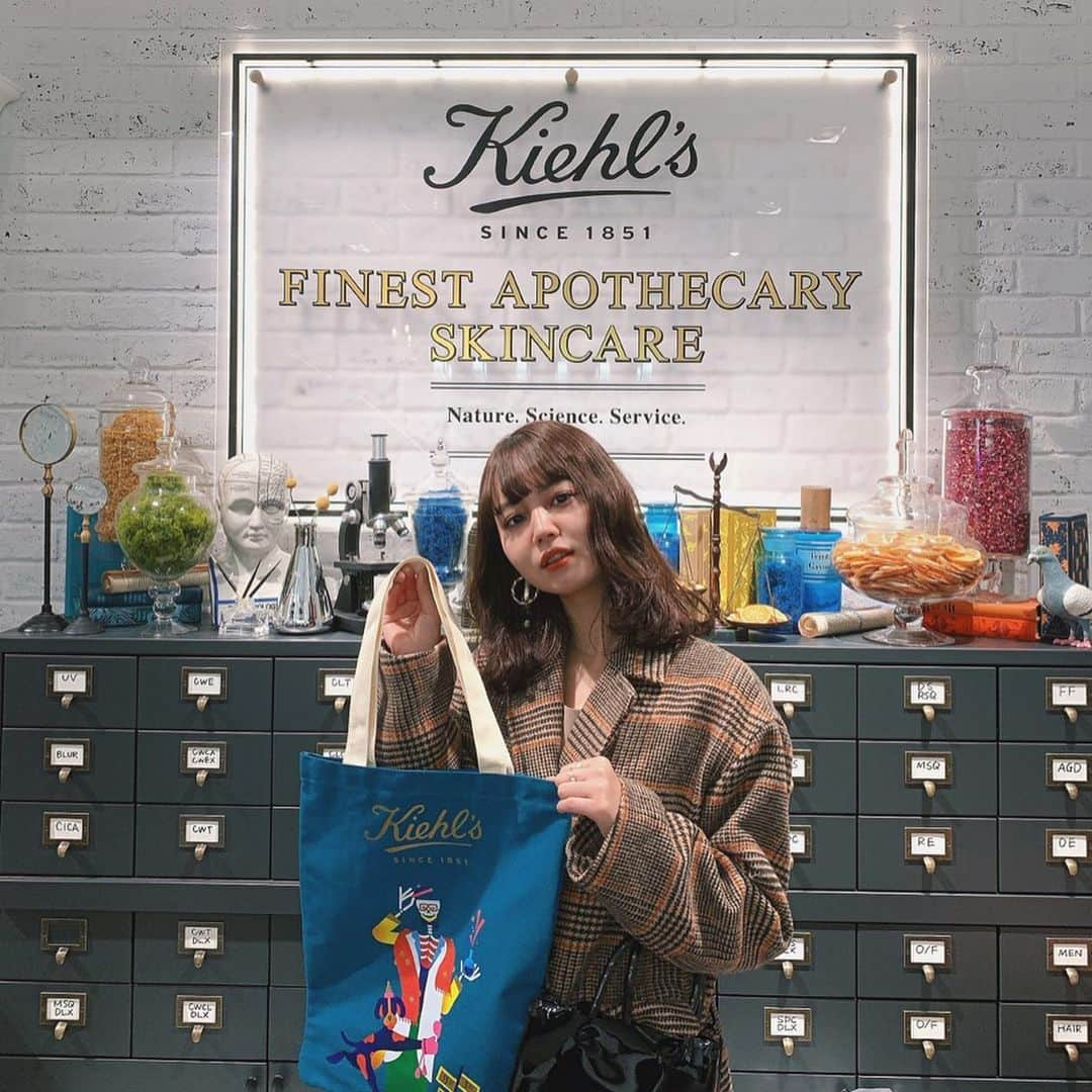 NANAMIさんのインスタグラム写真 - (NANAMIInstagram)「私もいつも愛用してるスキンケアブランド  @kiehlsjp が渋谷に 日本初のフラグシップストアがOPEN🌿 自分の地球の優しい度がわかる化粧水の オリジナルラベルが作れたりボディクリームのボトルに刻印して自分の名前が入れられたりできて すっごく楽しかった♡ 使い心地も大好きなキールズでオリジナルボトルとか名前の刻印の特別なものが作れるのが嬉しい〜♡ テンション上がる♡ みんなもぜひ試してきてね💋 地球やさしい度100%目指そっっ🌎 #キールズ　#キールズtokyoフラッグシップ  #PR」11月19日 22時45分 - nanami023