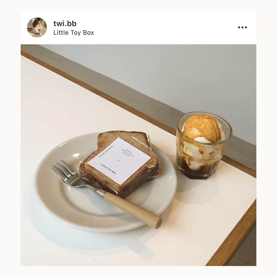 bis_web bis [ビス] さんのインスタグラム写真 - (bis_web bis [ビス] Instagram)「﻿ 駒場東大前駅にある﻿ 今話題のカフェ LITTLE TOY BOX☕️﻿ ﻿ シンプルで落ち着く空間の店内で﻿ コーヒーやお菓子を楽しむことができますよ♡﻿ ﻿ いまの季節だとホットコーヒーで﻿ ゆったりとした時間を楽しんでみては？？﻿ ﻿ ﻿ bisではみなさんのおすすめカフェや﻿ トレンド情報を募集中です🧡﻿ ﻿ @bis_web / #bis_web をタグ付けして投稿してね！﻿ ﻿ ﻿ ﻿ #カフェ #駒場東大前 #駒場東大前カフェ #カフェ巡り #カフェ好きな人と繋がりたい #カフェスタグラム #カフェ好き #bis_web #アイスラテ #スイーツ #スイーツ巡り #スイーツ好きな人と繋がりたい #甘党 #ドリップコーヒー #コーヒー #coffee #cafe #tokyo #休日 #dayoff #韓国カフェ風 #littletoybox #リトルトイボックス #カフェ好き #カフェ大好き #カフェ部」11月19日 22時58分 - bis_web