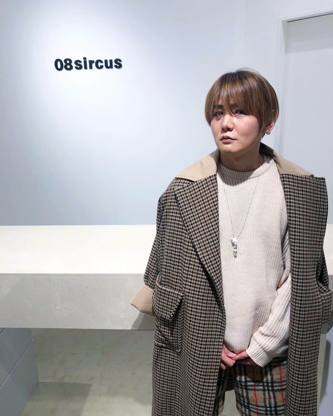 ミッチーのインスタグラム：「渋谷PARCO @parco_shibuya_official のレセプションへ！﻿ 益々買い物楽しくなるね！﻿ ﻿ TOPS: @junkymood ﻿ COAT: @femment_official ﻿ PANTS: @burberry ﻿ SOCKS: @off____white ﻿ SHOES: @versace ﻿ NECKLACE: @swarovski ﻿ ﻿ Thanks﻿ @08sircus ﻿ @g_sakayori_shibuya ﻿ @femment_official ﻿ @viabusstop ﻿ @un_tokyo」