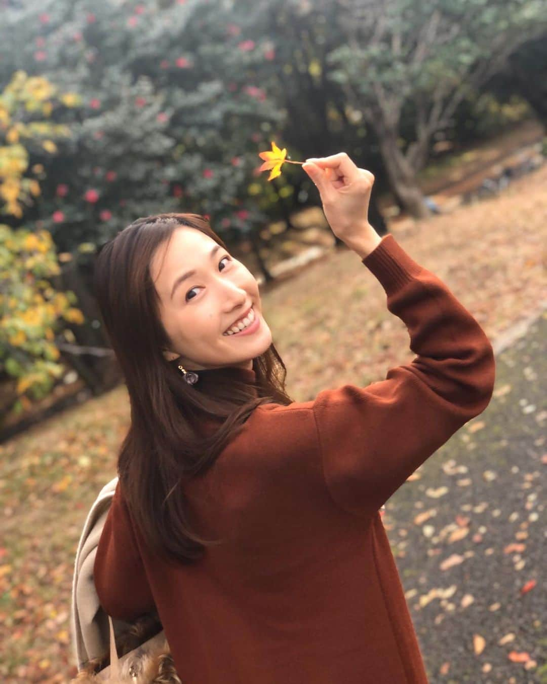 実咲凜音さんのインスタグラム写真 - (実咲凜音Instagram)「. 紅葉の季節🍁  気分も高揚😌  みりおん。  #朝晩冷える❄︎ #あたたかくしてね  秋が終わったら冬がくる〜 早い〜⛄️ そしたら スクルージ。 始まるのよ。」11月19日 22時56分 - misaki_rion