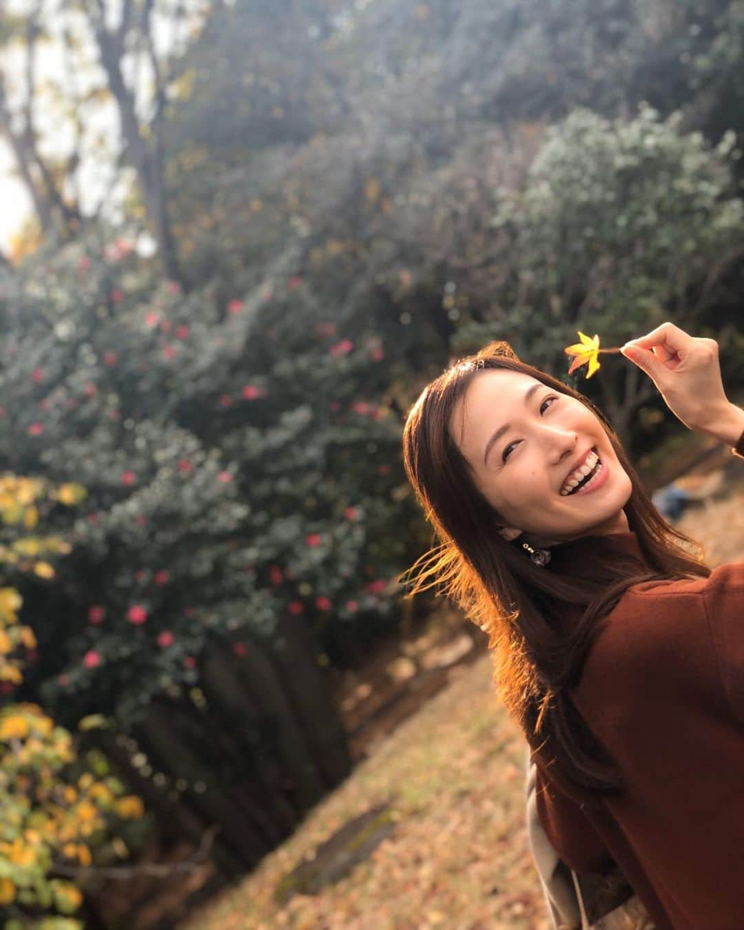 実咲凜音さんのインスタグラム写真 - (実咲凜音Instagram)「. 紅葉の季節🍁  気分も高揚😌  みりおん。  #朝晩冷える❄︎ #あたたかくしてね  秋が終わったら冬がくる〜 早い〜⛄️ そしたら スクルージ。 始まるのよ。」11月19日 22時56分 - misaki_rion