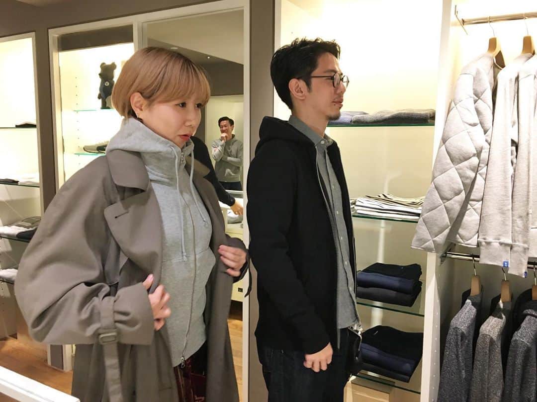 のインスタグラム：「. 【 #LWSnap 】 仲良く #ループウィラーコーデ ☺️ 1枚で着用しても、コートと合わせてもバッチリです🙆🏻‍♂️ We have two types LW zip parkas. #loopwheeler #LWSENDAGAYA  #tsuriami #ループウィラー #ループウィラー千駄ヶ谷 #吊り編み #日本製スウェット #Madeinjapan #スウェット #パーカ #LWBASIC #LWコーデ」