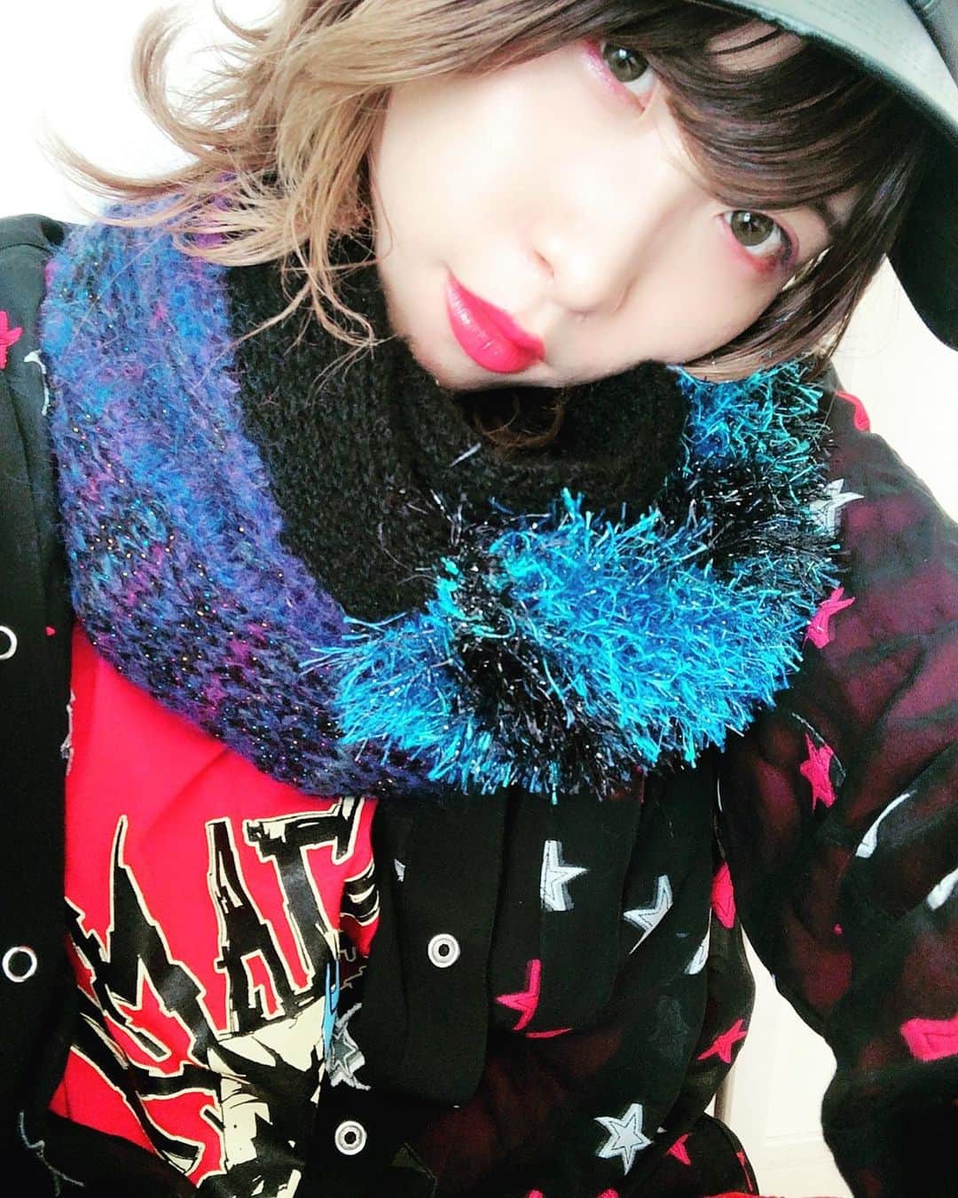 朝日奈丸佳さんのインスタグラム写真 - (朝日奈丸佳Instagram)「新しいスヌード買ったん。 青くてキラキラ。  #marucode」11月19日 23時07分 - madoka_maru_hina
