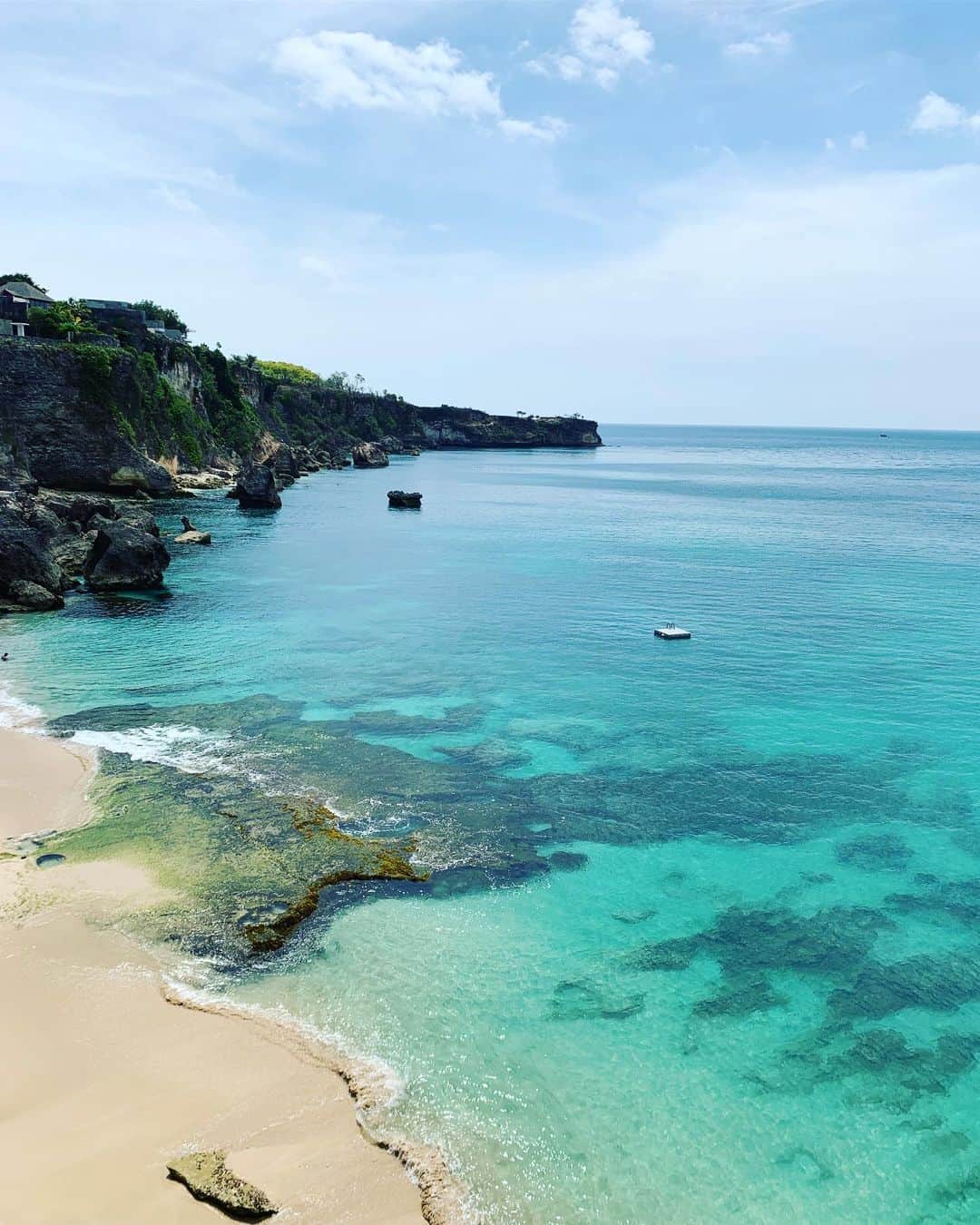 内藤陽子のインスタグラム：「太陽求めて☀️ 来ちゃった、バリ島🐚 初日に風邪ひいて 一日中ベッドで過ごす…という😭  #バリ島 #ayanaresort #太陽を求めて #遠足の前に熱を出すタイプ」
