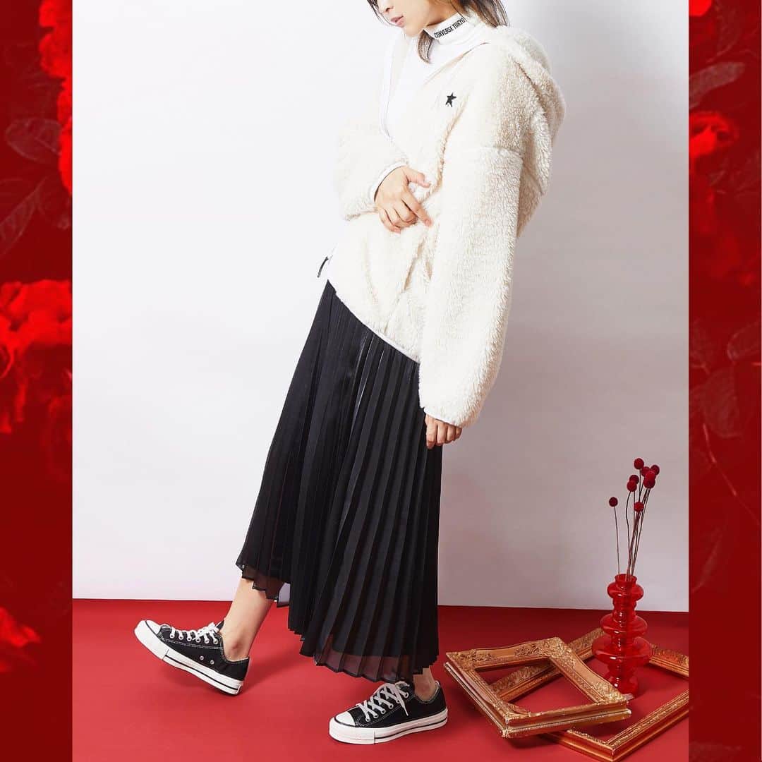 NEWoMan_officialさんのインスタグラム写真 - (NEWoMan_officialInstagram)「[#スノーホワイト] トレンドのボアアイテムは、大きめのサイズ感が可愛らしいフーディーをセレクト。光沢感のあるプリーツスカートでカジュアルさを上品に昇華した大人のスポーティースタイルです。 ・ CONVERSE TOKYO　2F #HOODIE　¥23,000 #PULLOVER　¥9,500 #SKIRT　¥26,000 #SNEAKERS　¥12,000 ＋tax ・ #NEWoMan #conversetokyo #コンバーストウキョウ #ホワイト #モノトーン #ボアアウター #フーディー #スカート #ハイネック #オールスター #アラサーコーデ #アラフォーコーデ #大人カジュアル #服好き #今日の服 #ootd #outfit #today #tokyo #shinjuku #ニュウマン #新宿 #fashion」11月19日 23時01分 - newoman_shinjuku