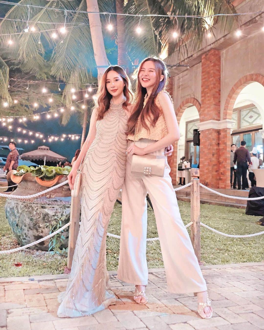 ジェシカ・ヤマダのインスタグラム：「Elle Jess in... #ChoLenTulation 👰🏻🤵🏻 We love youuu @bellevalencia 😘😘😘 . . #elleandjess #jesswears #ellejessinjkt」