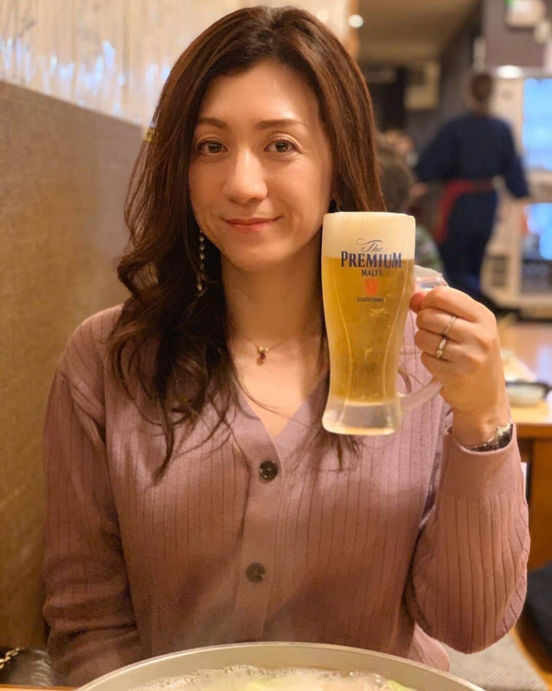 野々村友紀子さんのインスタグラム写真 - (野々村友紀子Instagram)「博多の夜の続き。 前に来たときは「やま中」のもつ鍋を食べたので今回は水炊きにしました。「いろは」というお店です。  あれ？水炊きほぼ写ってへんやん！ ビール持ってるだけやん！  お酒はいつもビールだけを延々と飲むビール好きの私です。もちろんプレミアムモルツも大好き！  なんか ビールの宣伝みたいになってしまいましたが水炊き美味しかったです！！スープが濃厚で鶏の身が柔らかくてポン酢がまた最高！飲めるくらい美味しい！しめの雑炊もペロリ。  店内は有名人の写真とサインだらけでした。有名なお店なんですね。  #博多 #水炊きいろは #プレミアムモルツ #野々村友紀子」11月19日 23時02分 - nonomura_yukiko