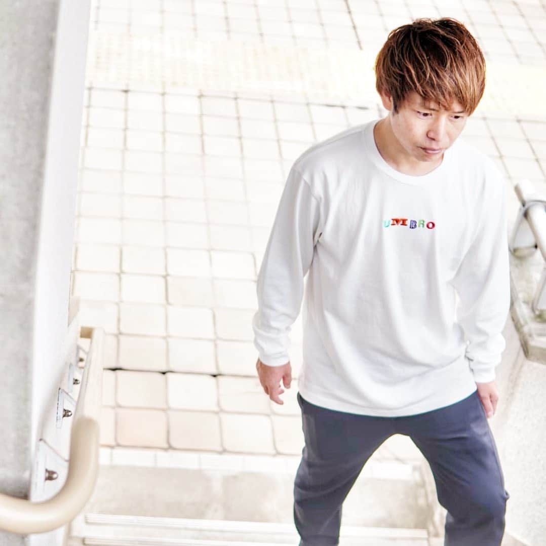 石田太志のインスタグラム：「【サポートして頂いている@umbrojp から衣装提供して頂きました！】 ・ 今回はライフスタイルで使えるようなアイテムが中心でフットバッグをストリートでプレーするイメージにもぴったりです。 ・ umbroには毎年世界大会用のTシャツを制作して頂いたり、FC東京やガンバ大阪などの試合イベントでもお世話になっています。 ・ 今回もありがとうございました。 今後も少しでもブランドの発展に寄与できるように頑張りたいと思います。 ・ #footbag #フットバッグ #サッカー #フットサル #石田太志 #taishiishida #soccer #follow #世界一 #worldchampion #パフォーマンス #performance #performer #instagramer #umbro #サポート #スポンサー #sponsor #support #アンブロ」