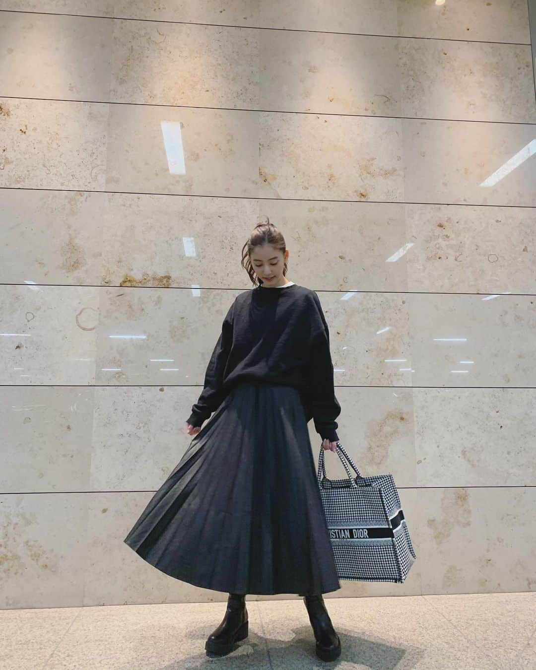 新木優子さんのインスタグラム写真 - (新木優子Instagram)「私服 tops : @sly_official  skirt : @rienda_official  shoes : @snidel_official  bag : @dior  #fashion #mystyle」11月19日 23時06分 - yuuuuukko_