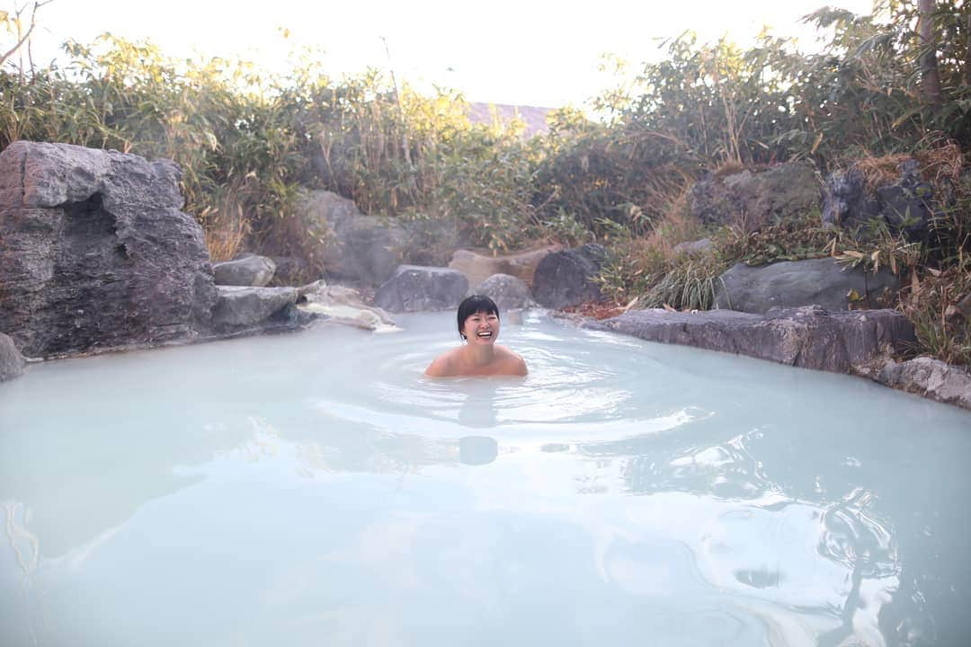 しずかちゃんさんのインスタグラム写真 - (しずかちゃんInstagram)「群馬県にある 万座温泉｢湯の花旅館｣さん ・ 日本一硫黄濃度が濃いと言われる万座温泉は真っ白なお湯 ・ プンプンかおる硫黄のかおりは からだから服から車の中までも連れて行くので 家に帰るまでとーっても幸せな気持ちになれます ・ 万座よいとこ一度はおいで ・ #温泉モデル#しずかちゃん#温泉#混浴#hotsprings#mixbath#旅行#旅#trip#travel #japan#japanese#girls#女の子#笑顔#smile#ポートレート#オフ会#タオル１枚#photographersmodel #撮られたい#群馬県#model#秘湯#入浴#bathing#bathtime#bath#万座温泉#湯の花旅館」11月19日 23時15分 - ch.shizuka