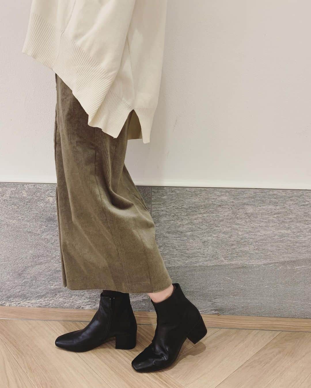 Omekashiさんのインスタグラム写真 - (OmekashiInstagram)「. . ▷new arrival！ . . #コーデュロイタイトスカート . ¥8,900+tax . 【MOC  OFF  GRY】. . . . ストレッチコーデュロイで仕立てた履き心地の良いタイトスカート。 ハイウエストなのでバランス良くスタイルアップして見せてくれます。 前裾にはベンツあきがあるので足さばきもよく、女性らしい雰囲気も◎ . . . . . #Omekashi #omekashi_2019aw  #omekashi_recommend  #コーデュロイ#タイトスカート#スカート」11月19日 23時08分 - omekashi_pr