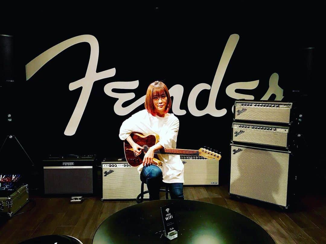 森恵さんのインスタグラム写真 - (森恵Instagram)「久しぶりにFender showcaseへ。 新作の試奏も。 いつもとは違うギターに触れるのっていいね。 どう仲良くなろうか考える。  #fender #guitar」11月19日 23時10分 - morimegumi_official