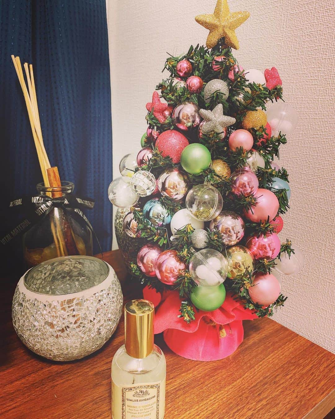 妃海風さんのインスタグラム写真 - (妃海風Instagram)「これを出す季節がきたぁ。。😊❤️ わたしのお気に入りのこのツリー。 ピンクのちっちゃなツリー。 かわいいなあーおいっ☺️💕💕💕 . #ピンク #ツリー #今日さむいね #もこもこ着て寝よう #おやすみなさい」11月19日 23時10分 - fuhinami_official