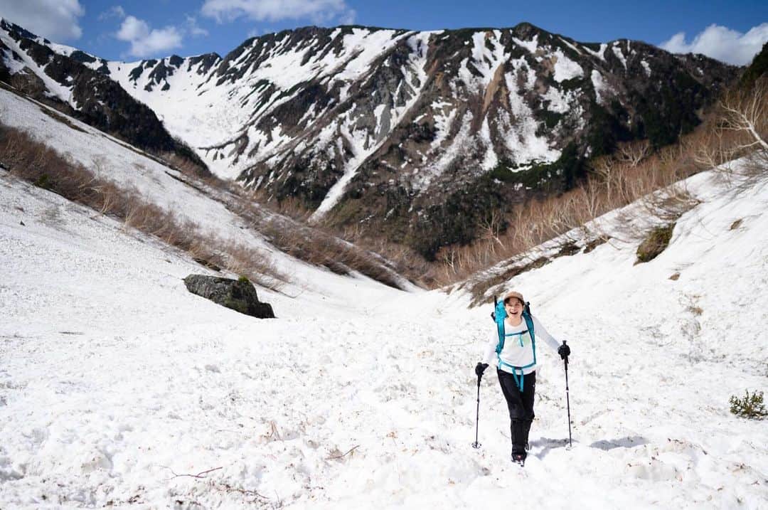 のインスタグラム：「マウンテンハードウェアの特設サイト 「CLIMB IN, BEYOND MYSELF. with Kira Nakagawa」 ・ ・ 写真ではもう何度も目にしたことのある涸沢カールにたどり着いた初日 山々に見守られ安堵感に包まれたのを思い出します ・ 自分の体を、自分の足を、使ったからこそ感じられる 一瞬一瞬の気持ち なによりも大切にしたい事です ・ ・ 特設サイトへはマウンテンハードウェアの公式アカウント @mountainhardwear.jp のプロフィールにあるリンクからアクセス出来ます ・ 公式アカウントにも雪の北穂高を目指した一泊二日の写真が少しずつアップ中！ ぜひご覧ください😊 ・ ・ #🏔 #雪山 #登山 #雪山登山  #涸沢カール #北穂高岳 #mountainhardwear #マウンテンハードウェア ・ photographer:小関信平 @shimpeikoseki  guide:杉坂勉」