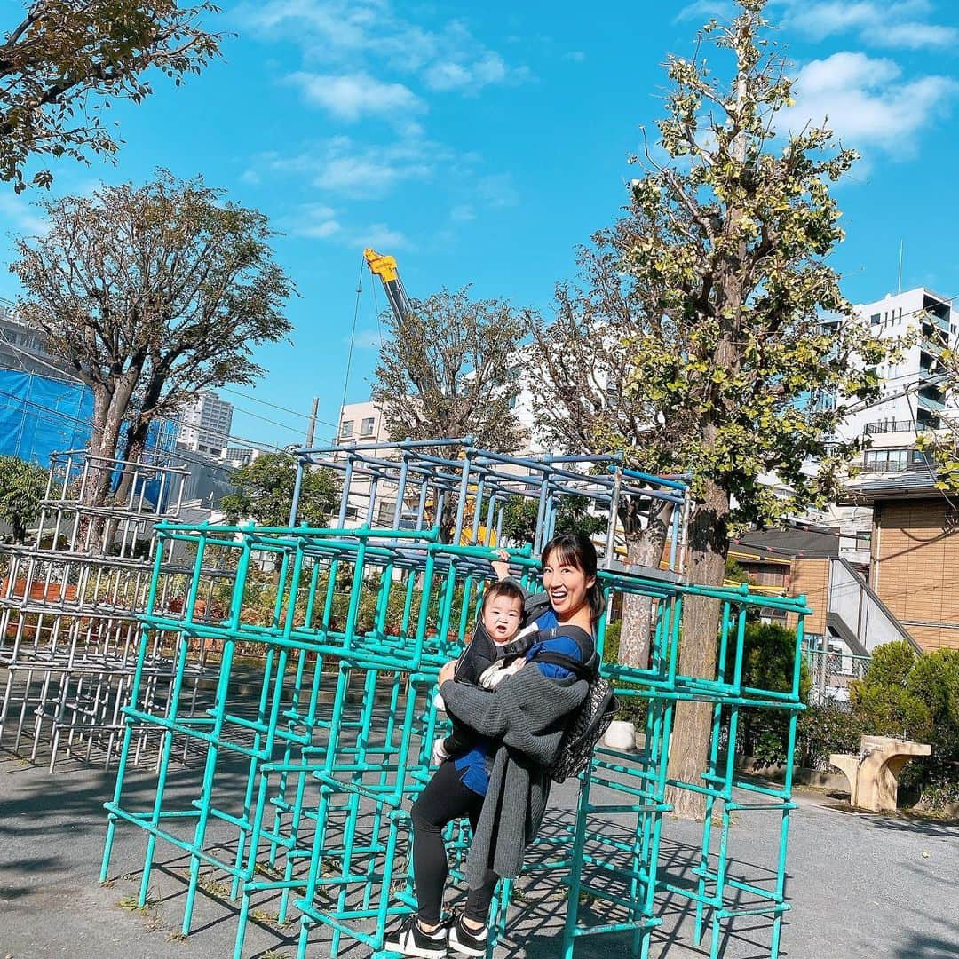 のインスタグラム：「今日はももちゃんの7ヶ月健診でした^_^ 身長69センチ、体重7.8キロ、順調とのことでした💖 親子三世代で近くの公園に行ってきたよ😊✨ももちゃん初ブランコ✨ 私のほうが楽しんでるけど^_^笑 そしてハイハイとばしてつかまり立ちに夢中なももちゃん😂 あとは今日初めてママママママ〜って言ってくれました(^-^)感動🥺 最後の動画、音ありで聞いてね🥰 #公園#7ヶ月健診#生後7ヶ月#ももちゃんです🤗#つかまり立ち#お喋り#初めての言葉#ママ#最後の動画は#私がいないとき#旦那の足につかまり#こんな感じらしい🤣」
