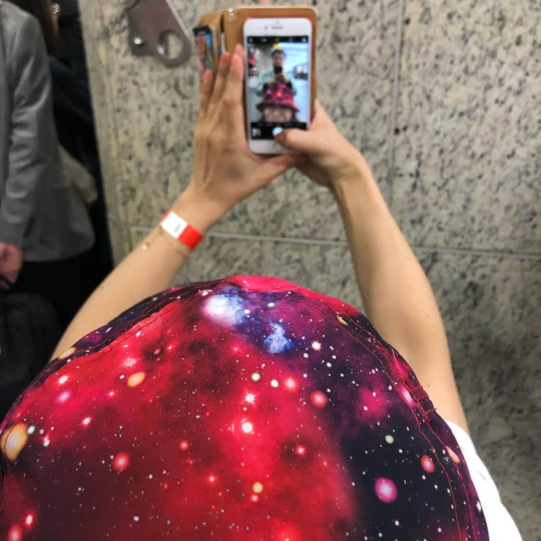 いとうせいこうのインスタグラム：「先日、京都駅にて俺との自撮りをしているミラクルひかるを俺が撮るの図。」