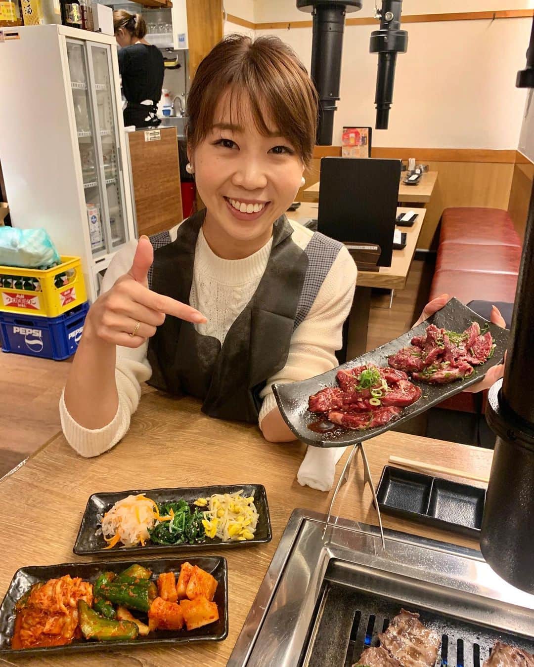 中橋舞さんのインスタグラム写真 - (中橋舞Instagram)「.﻿ 晩ご飯編😊﻿ 大阪❤️で﻿ ﻿ ﻿ フィールサイクルして🚲﻿ 大阪歩き回って👟﻿ お気に入りのアクセサリーのお店見て✨﻿ ﻿ ﻿ 締めくくりは﻿ お肉ぅ🤤﻿ ﻿ ハラミが﻿ タレ　塩　黒胡椒　辛いの🔥﻿ の4種から選べて悩んで﻿ タレと黒胡椒を♪﻿ 黒胡椒がヒットでした‼️﻿ ﻿ 1日ゆりとブラブラと👟﻿ また楽しいこと一緒にしよな❤️﻿ #高校からのオトモダチ﻿ #長年の付き合いの居心地の良さ﻿ #今度はアクセセミオーダーしよ﻿ #焼肉食べるのに服は2人とも白のミス﻿ ﻿ 最近会いたい友達との﻿ お肉食べたいなぁーからの肉率が高め❤️🥺﻿ ﻿ ------------------------------﻿ 🚃 #大阪﻿ 👟 徒歩5分﻿ 🥢 #浦江亭﻿ @uraetei_umeda  大阪市北区堂山町17-3﻿ HEPすぎてちょっと行ったとこ﻿ ------------------------------﻿ ﻿ #大阪焼肉 #大阪グルメ #梅田グルメ ﻿ #梅田焼肉 #東通り #フードハンターまい﻿ #焼肉 #肉食女子 #お肉 #大阪」11月19日 23時33分 - mai_nakahashi
