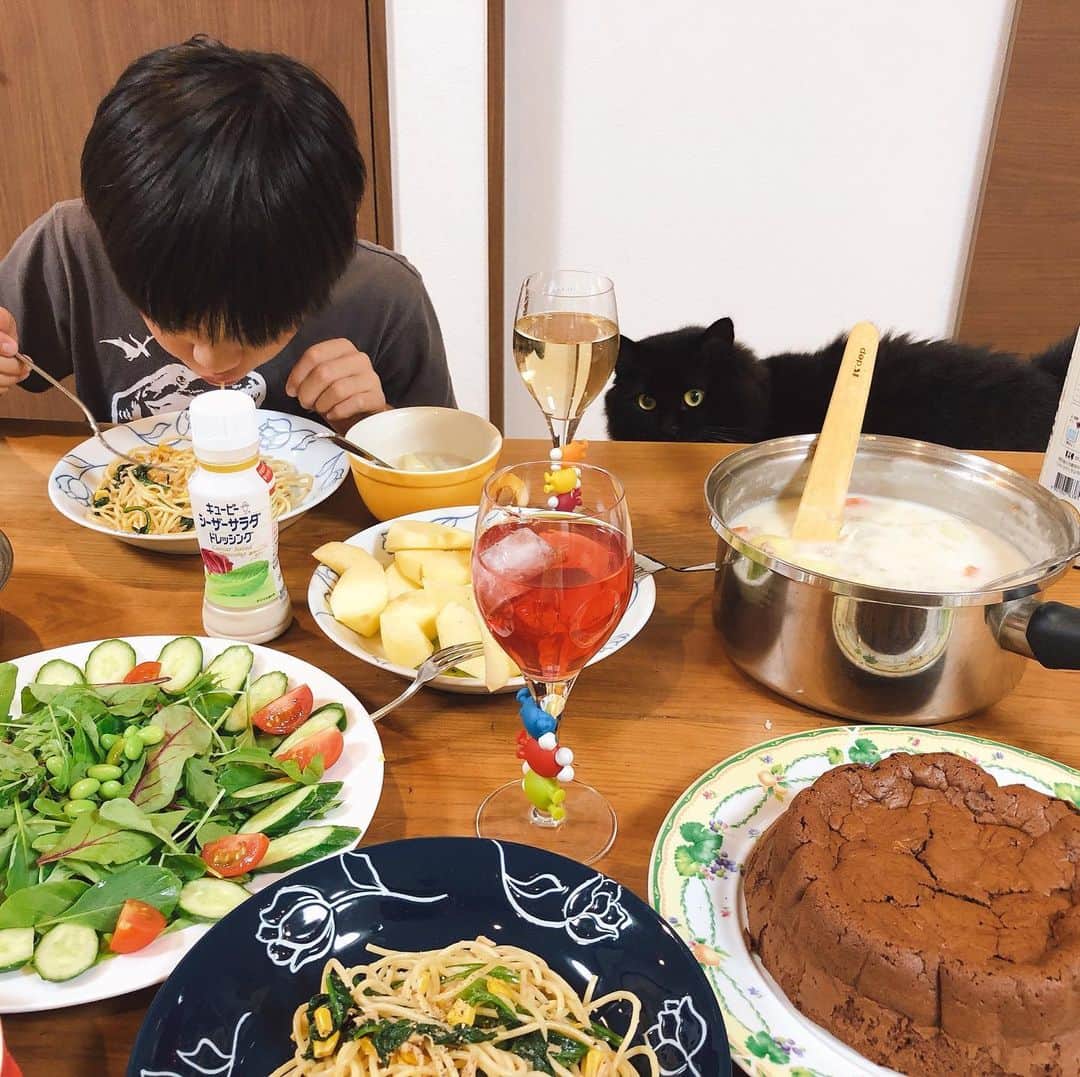 おーせさんのインスタグラム写真 - (おーせInstagram)「2019.11.19 猫のいる食卓 ムスコ喜ぶパスタディナー♡  コープのシチューの素おいしかった！！ 詳細はブログに載ってまーす♡  ワイングラスにジュース入れたりみちょ入れたり笑笑  やたらオシャンに見えるから我が家の定番です！！！！ パスタも適当に混ぜたらおいしいよ！！！ #queencook#o型レシピ#大切なのは放置すること#手作りおやつ#ステンレス鍋#時短レシピ ⠀ #猫のいる食卓 #ぶたくん#猫だけど名前はぶたくん #長毛猫#longhairblackcat #多頭飼い #黒猫 #にゃんすたぐらむ #cat #catstgram #Blackcat #猫 #猫のいる生活 #猫好きさんと繋がりたい」11月19日 23時26分 - oosedon