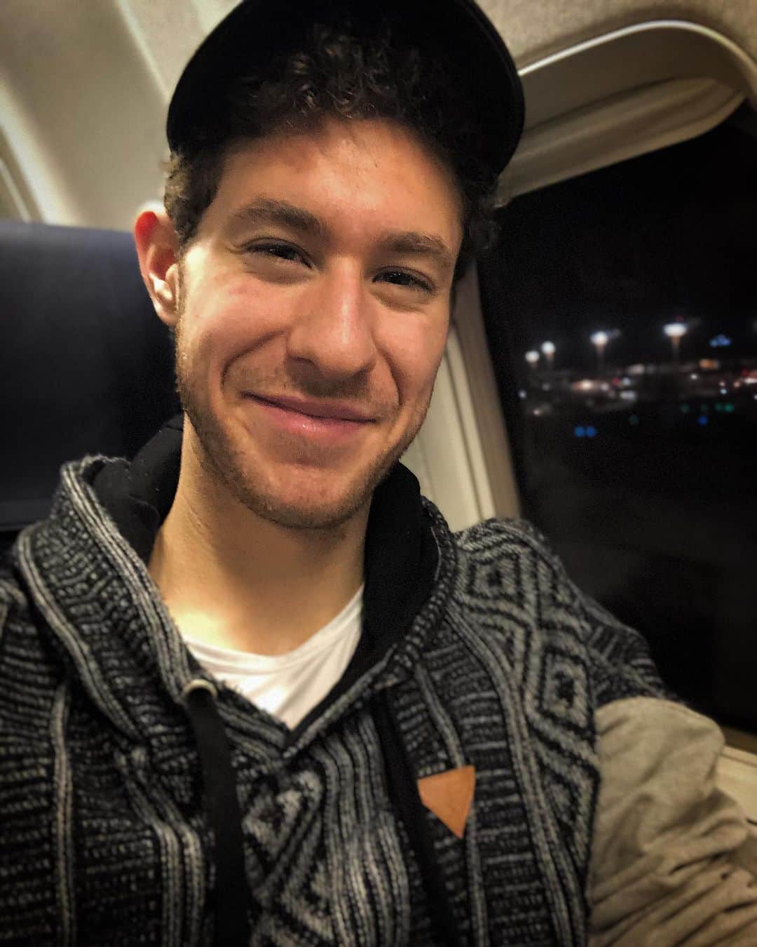 ジェイソン・ブラウンのインスタグラム：「✈️🇯🇵🥳 #NHKTrophy • 僕は今、札幌に向かっています。ワクワクしています！みなさんに会える事、楽しみにしています。待っていてください！」