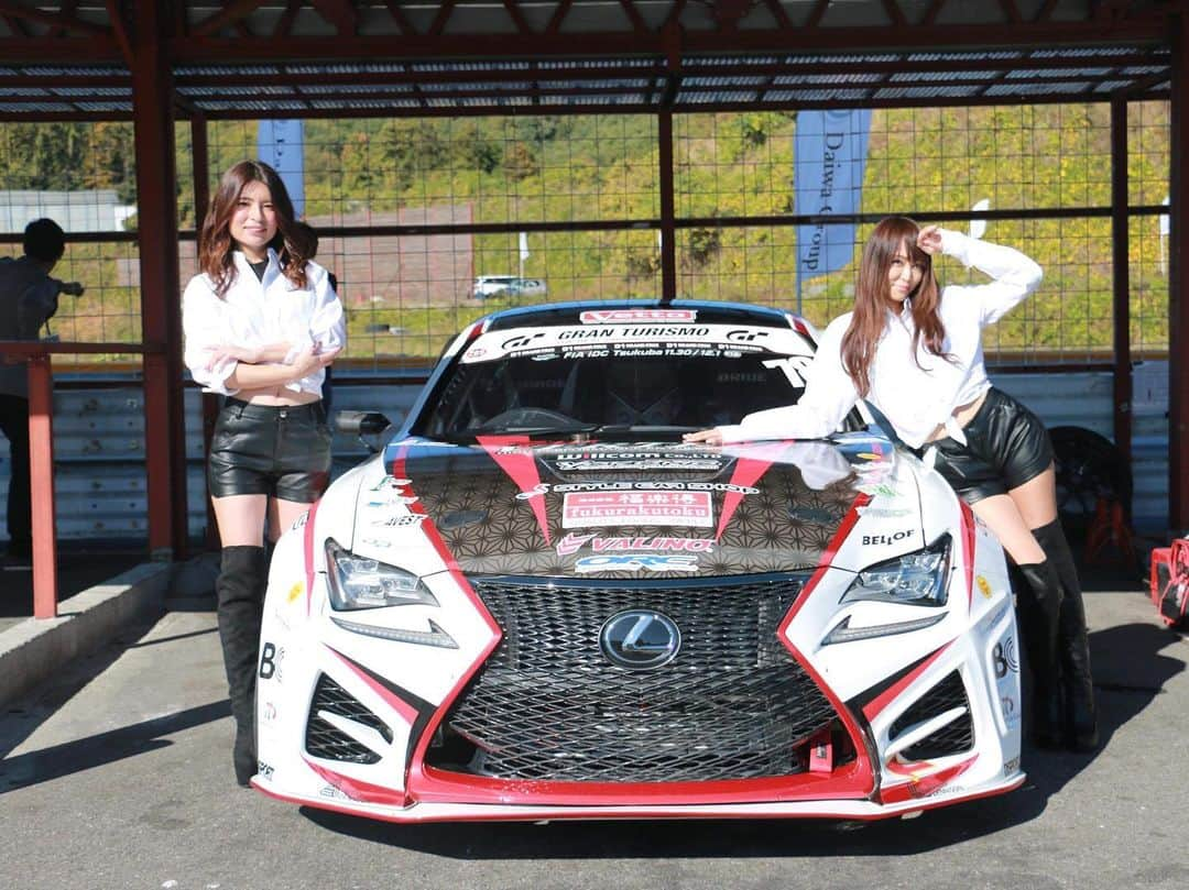 小野さゆりさんのインスタグラム写真 - (小野さゆりInstagram)「きょうはDaiwa Group Car Festival 2019に参戦✨ 熱を防ぎ、汚れや劣化から保護してくれて、 色に深みを出させてヌルツヤテカになる車のボディコーティングナノメタルコーティングでおなじみ ダイワプロテック、ダイワグループさんの  Daiwa Group Car Festival 2019に参戦させていただきました✨ ダイワさんお声がけいただきありがたや(*⁰▿⁰*) ダイワグループさんは、D1GP TEAM VERTEXにスポンサードしていただいているんです(*⁰▿⁰*)✨ ということで、TEAM VERTEXメンバーもいた✨(≧∀≦) 2018VERTEX RQの黒エリちゃんと、山崎智花ちゃんと一緒で楽しかった✨2人ともかっこ可愛美人❤️(*⁰▿⁰*) マツコの知らない世界出演のスープラオーナーなおさんかわいくてチャーミーだたなぁ(≧∀≦) ダイワグループさんはみんななかよくてとっても楽しかった✨ お気遣いいただいたり、仲良くしてくれたり 社員の皆様ありがとうございました✨  むちゃむちゃたのしい車やレースとふれあえるもよおしだったので、 今年参加されなかった社員さん、 ぜひ来年さんかしてみてくださいね(*⁰▿⁰*) 個人的ハイライトは、 BBQで炭の火力がなくなりうちわで扇いでも火力アップしないから、 ガスコンロで焼きそばを焼き始めたのに、 ガスコンロに向かってうちわで扇ぎ続けて、 ハッと我に帰るKさん 笑  #ダイワグループ #ダイワプロテック #VERTEX #ヴエルテックス #レースクイーン #モデル #レーサー」11月19日 23時27分 - sayuriono0301