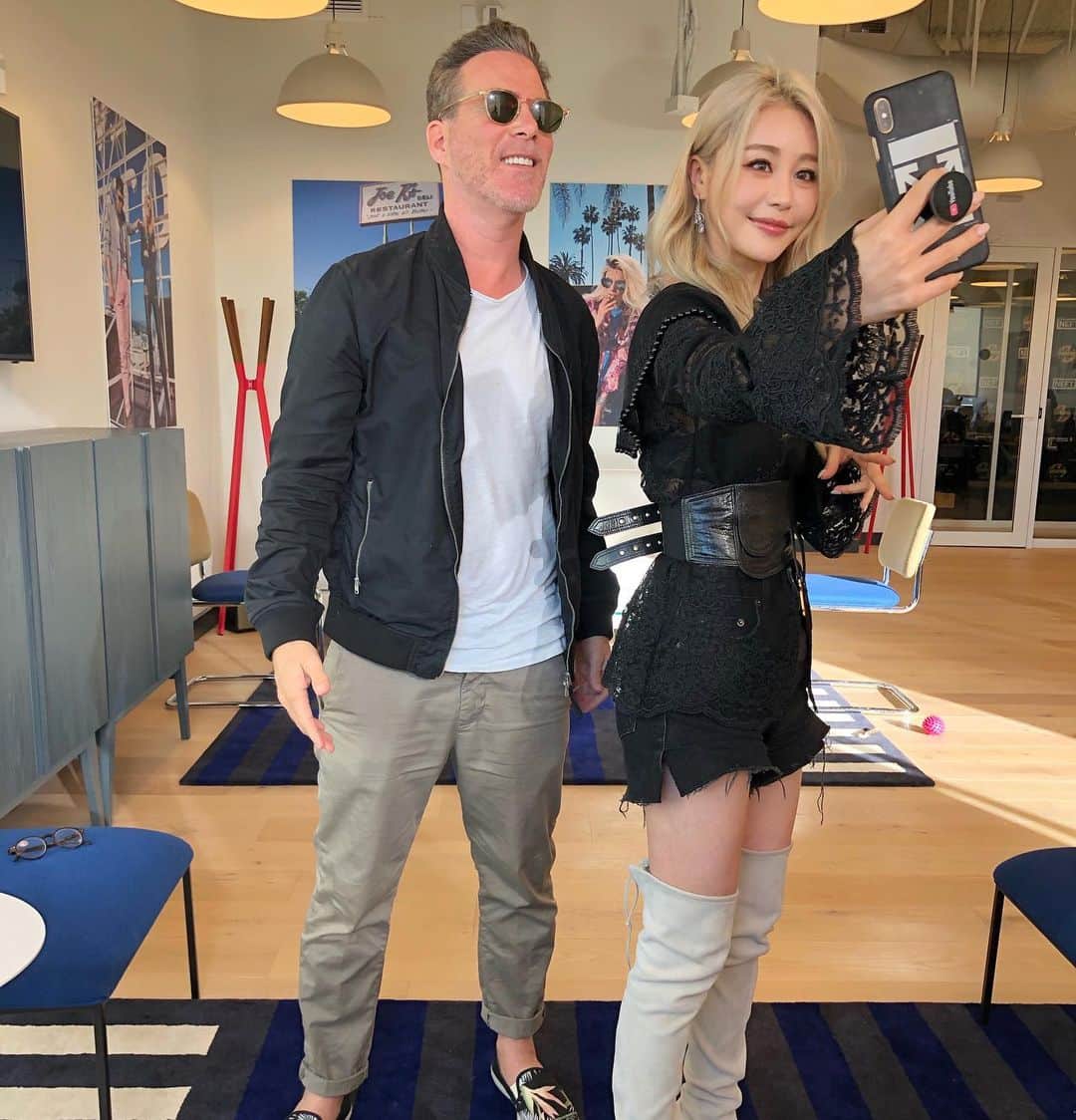 scottlippsさんのインスタグラム写真 - (scottlippsInstagram)「2.1 billion views!! Swipe! Australia’s biggest YouTube star, international recording artist and content creator @wengie stopped by @lippsla and the #lippsservice #podcast Shows up tomorrow! #wengie #wengiecorns brought to you by @thursdaybootsiran」11月19日 23時42分 - scottlipps