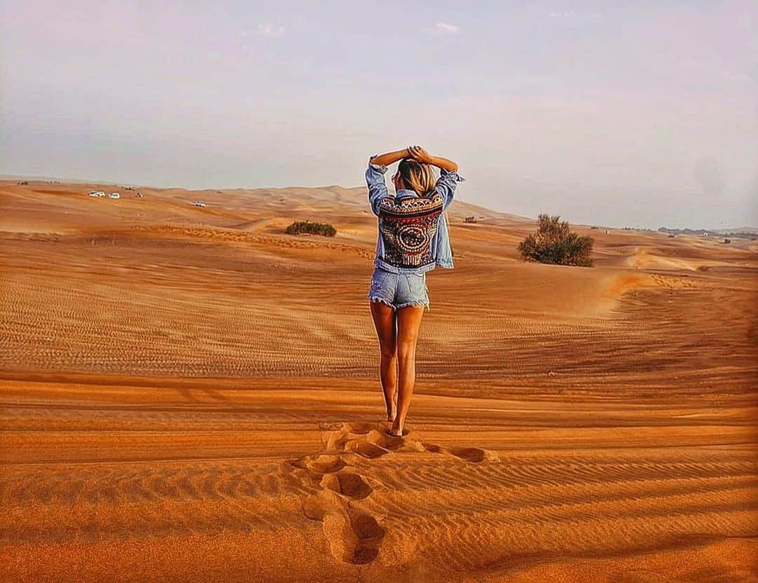 荒木さやかさんのインスタグラム写真 - (荒木さやかInstagram)「砂漠って感じで♡ ラクダ乗りたかったん🐫 #Dubai #دبي #ドバイ #砂漠 #desert」11月19日 23時38分 - araki_sayaka