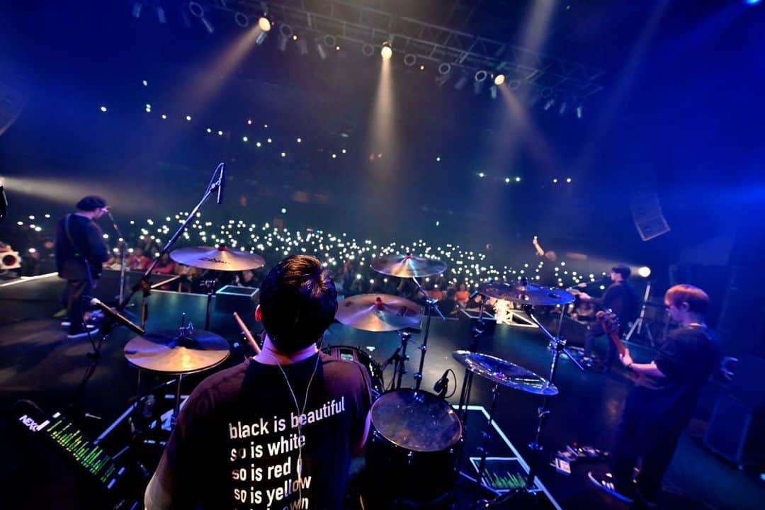 石川龍のインスタグラム：「ドラムを叩く人だけの特権。メンバーの背中と客席を存分に味わえる絶景。眼福。 photo by Mai Ogawa #ザチャレ #ザチャレ復活」