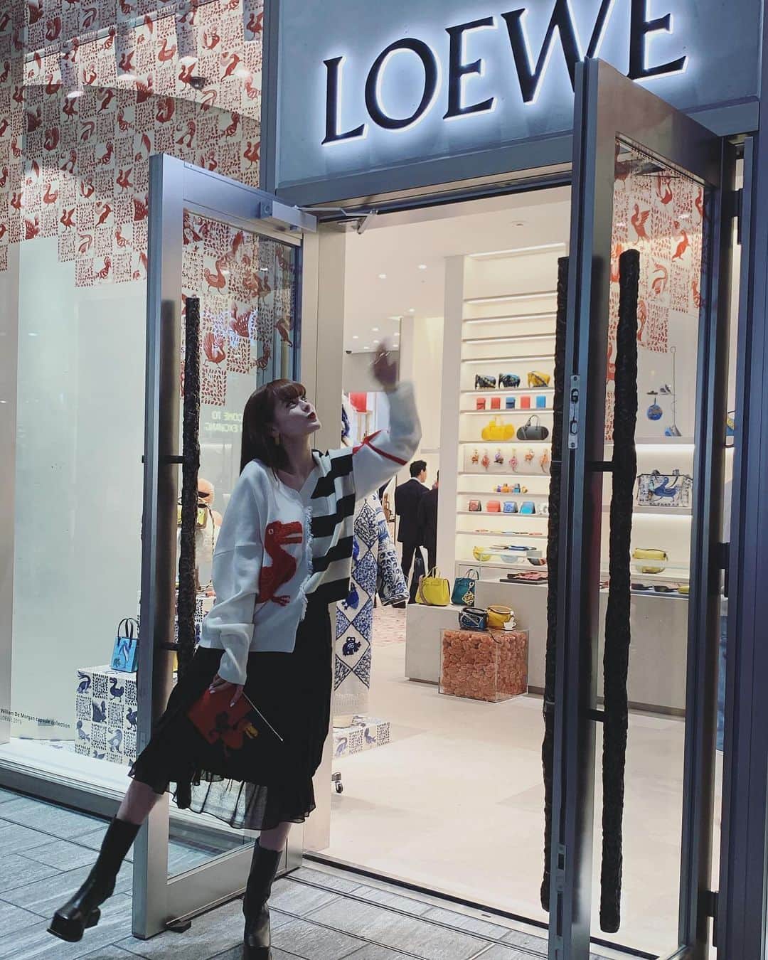 emmaさんのインスタグラム写真 - (emmaInstagram)「新しくOPENするSHIBUYA PARCO の @loewe の店舗へ行ってきました🌹 新しい空間にワクワクしました☺️💭 是非渋谷に行かれた時は遊びに行ってみてください！ @loewe  #loewetokyo #loewe」11月19日 23時39分 - okss2121